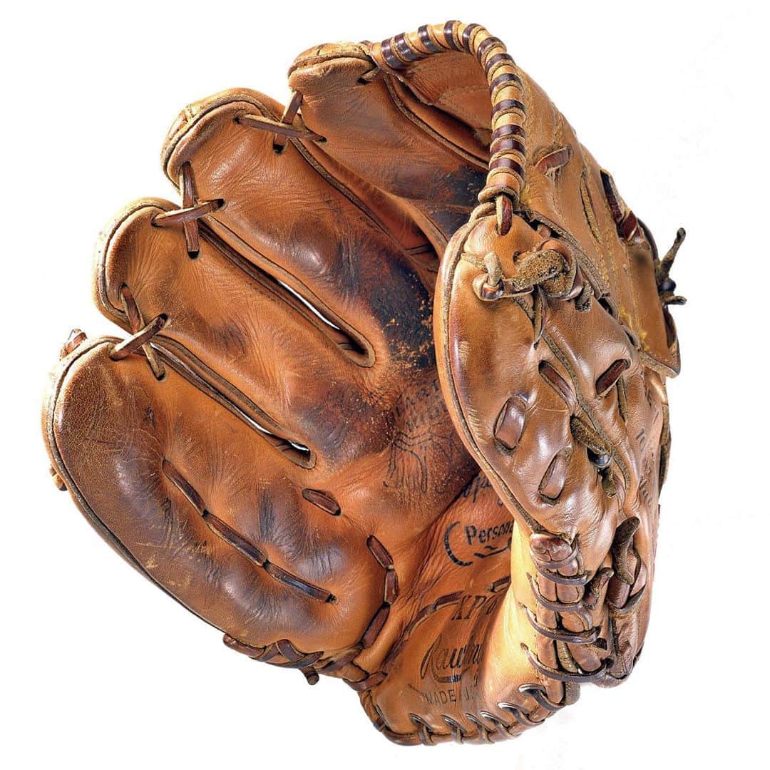 のインスタグラム：「Dodgers pitcher Sandy Koufax usually made news wearing his baseball glove. However, in the 1965 World Series, he made headlines by choosing not to put his glove on.   Game 1 of the World Series fell on Yom Kippur. Koufax choose to honor the holy day and not pitch. Some criticized him for missing such an important game, but Koufax came back to play in three of the remaining six games, pitching a shut-out victory for the Dodgers in the seventh and deciding game to win the Series. He was later named “Sportsman of the Year.”   For those observing Yom Kippur, we wish you a meaningful fast.   #AmericanHistory #JewishAmericanHeritage #JewishAmericanHistory #JewishHistory #BaseballHistory #SportsHistory #YomKippur #WorldSeries」