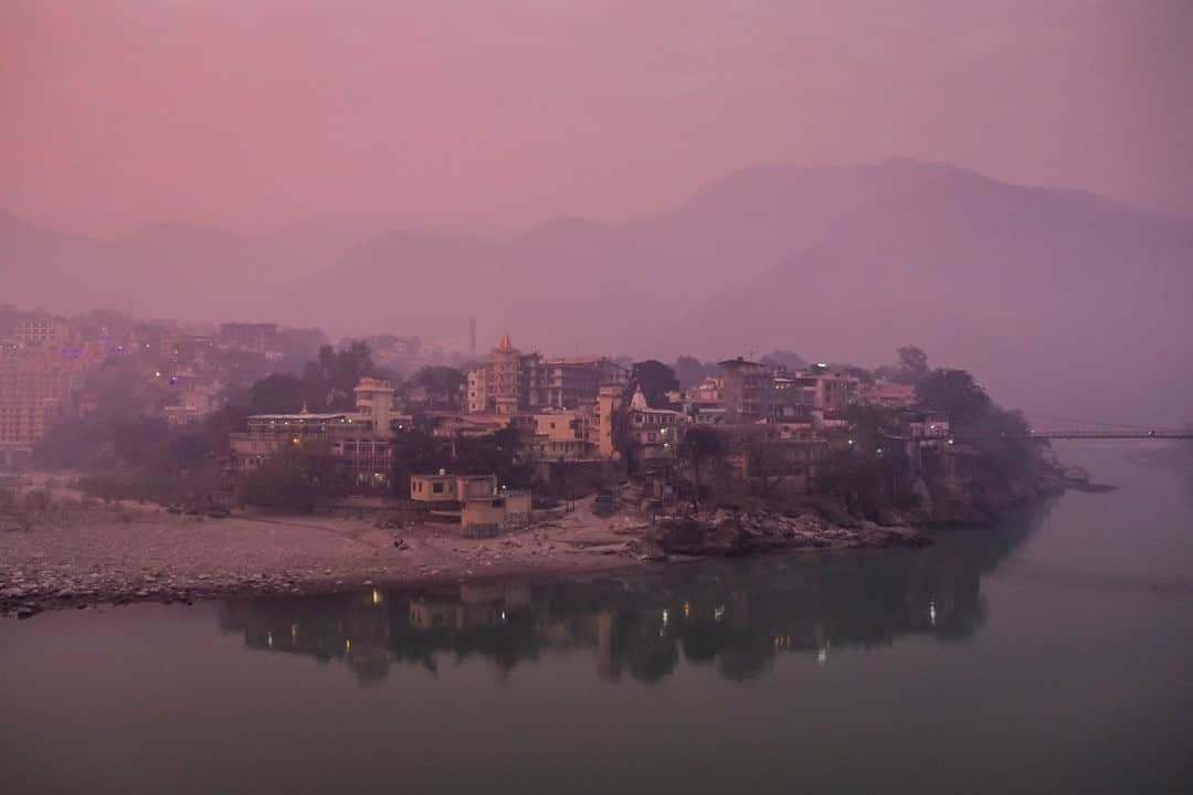 National Geographic Travelさんのインスタグラム写真 - (National Geographic TravelInstagram)「Photo by @francescolastrucci / The holy Ganges flows placidly at the foot of the Himalaya by Rishikesh, Uttarakand, India. A place of ashrams and spiritual retreat for both Indians and foreigners, Rishikesh reveals its ethereal and spiritual atmosphere at twilight, when the mist appears and the houses and temples by the Lakshman Jhula bridge seem to float while mirroring on the water.  Follow me @francescolastrucci for more places, daily life, and stories around the world. #india #uttarakand #dailylife」9月28日 5時05分 - natgeotravel