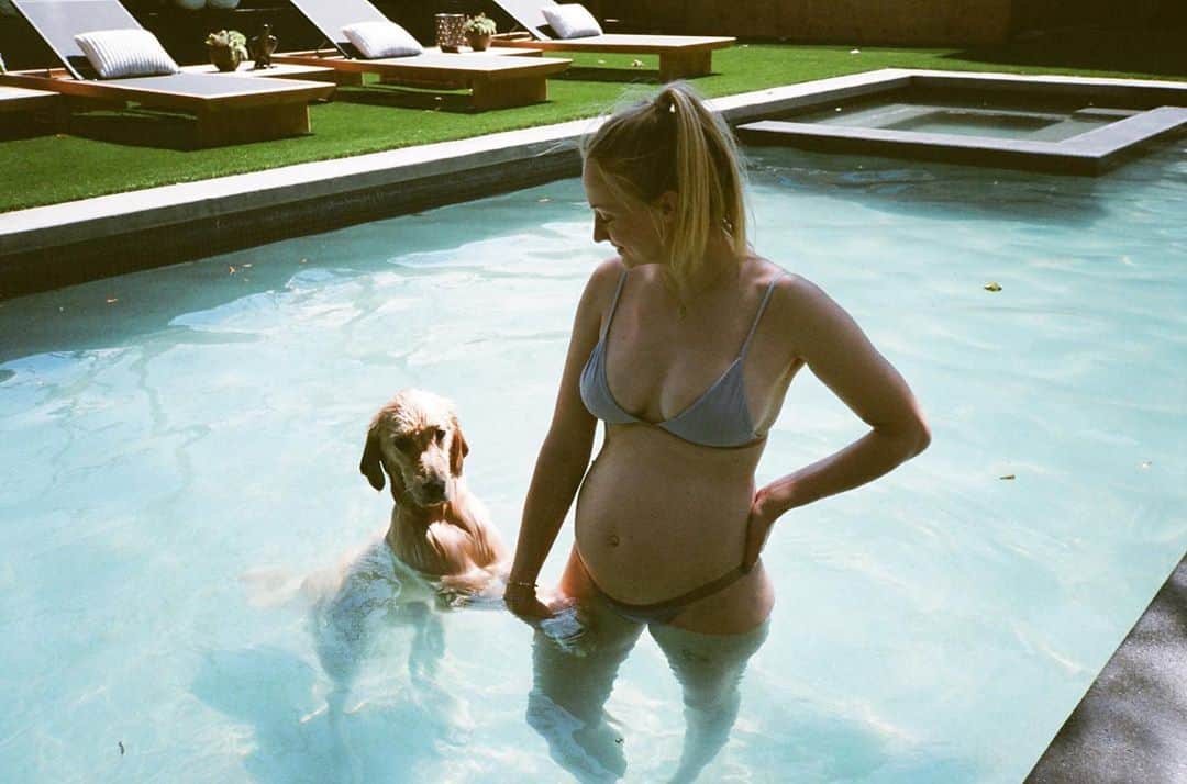 ソフィー・ターナーのインスタグラム：「🤰 💕 ☀️」