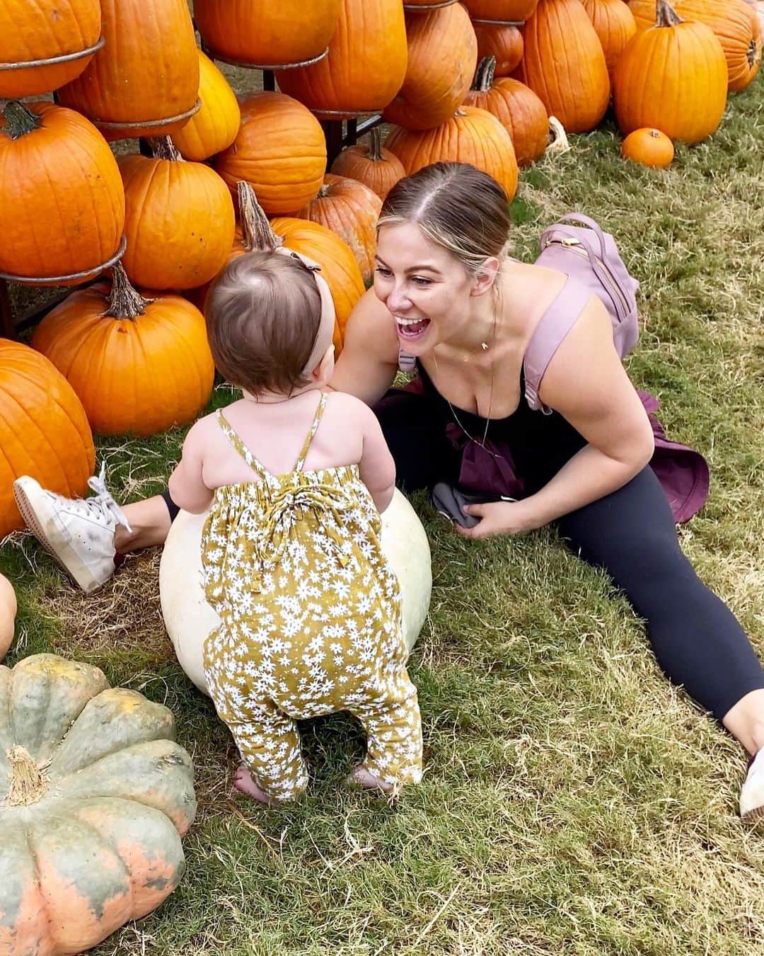 ショーン・ジョンソンさんのインスタグラム写真 - (ショーン・ジョンソンInstagram)「She loves fall as much as her mama! 🍁 🎃 #momlife #pumpkin」9月28日 5時09分 - shawnjohnson
