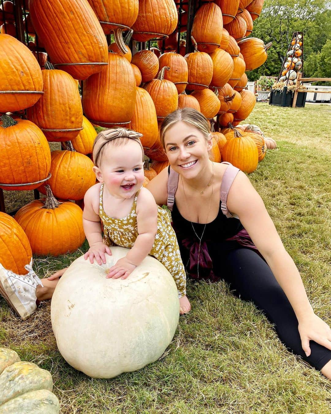 ショーン・ジョンソンさんのインスタグラム写真 - (ショーン・ジョンソンInstagram)「She loves fall as much as her mama! 🍁 🎃 #momlife #pumpkin」9月28日 5時09分 - shawnjohnson