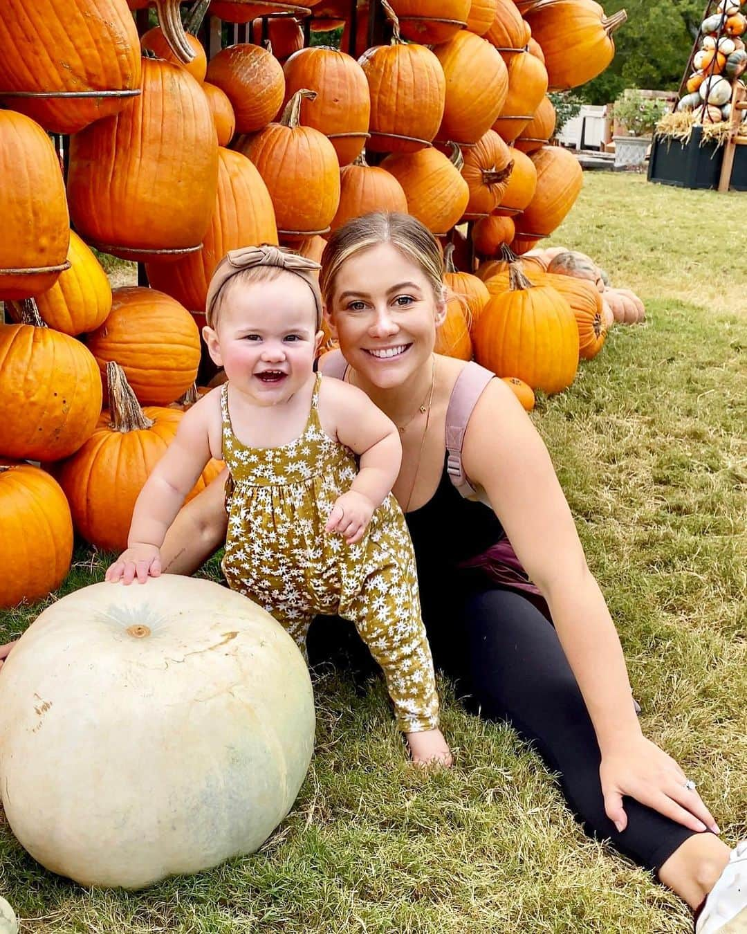 ショーン・ジョンソンさんのインスタグラム写真 - (ショーン・ジョンソンInstagram)「She loves fall as much as her mama! 🍁 🎃 #momlife #pumpkin」9月28日 5時09分 - shawnjohnson