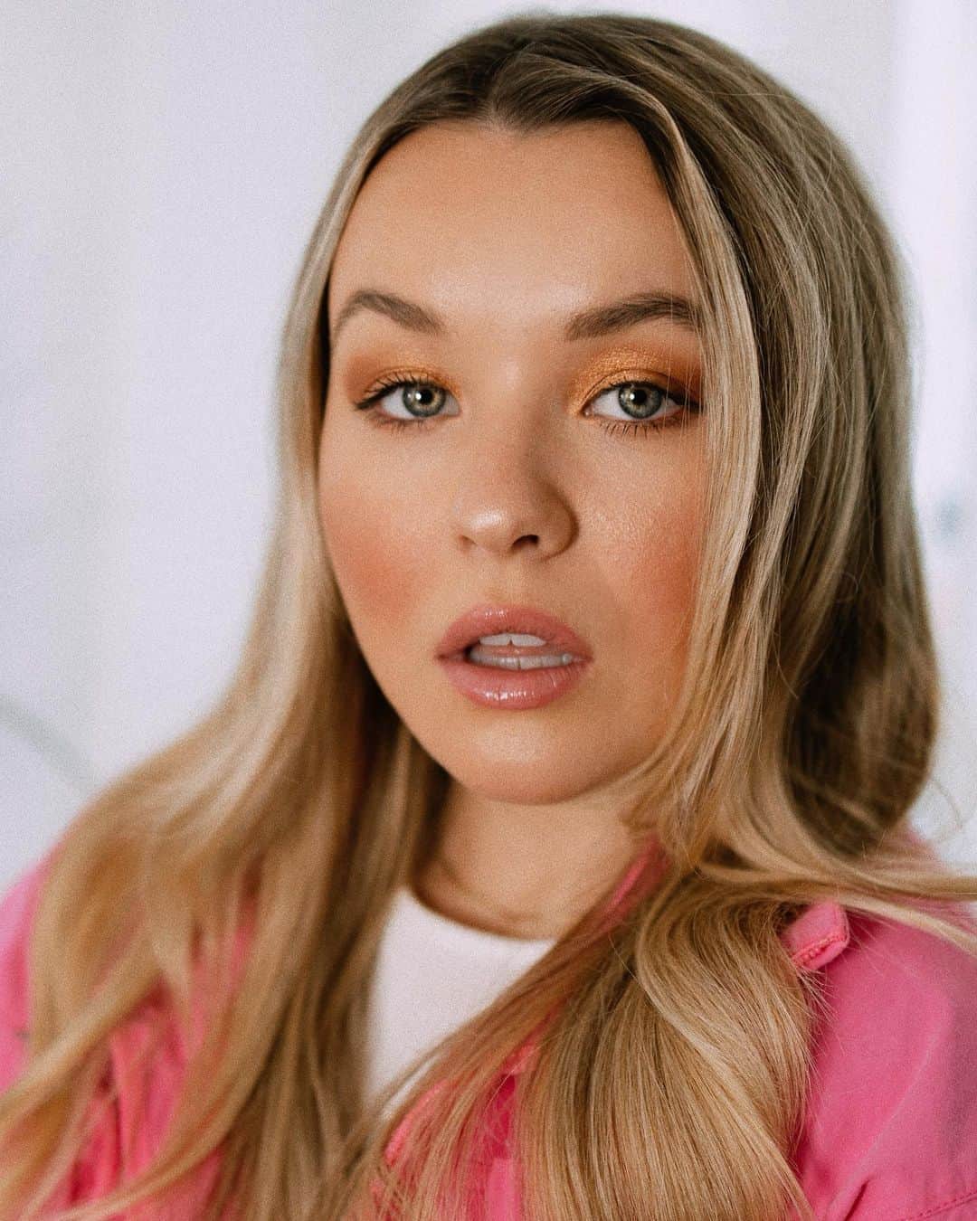 トーリ・ウェブスターのインスタグラム：「Truth time😨: I’ve always thought about getting lip injections but was too scared of the upkeep + treatments, and honestly love my natural lips!🥺 But now, @toofaced has changed the game for me with their Lip Injection Extreme!! This nourishing, cruelty-free, clear gloss makes lips appear fuller from the first application and plumper over time! 💋I apply day and night to naturally and dramatically hydrate, nourish, and plump my lips! I kid you not, this is currently the must-have beauty product discussed in my friend group, and I can't get enough 😍❤️👯‍♀️ #TooFaced #TooFacedLipInjection #TooFacedPartner」