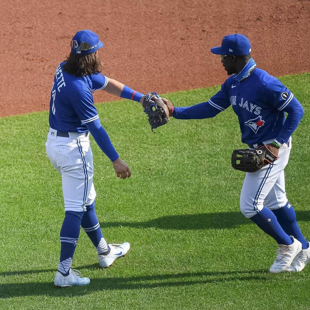 トロント・ブルージェイズさんのインスタグラム写真 - (トロント・ブルージェイズInstagram)「🚨 CATCH OF THE YEAR 🚨 #WeAreBlueJays」9月28日 5時14分 - bluejays