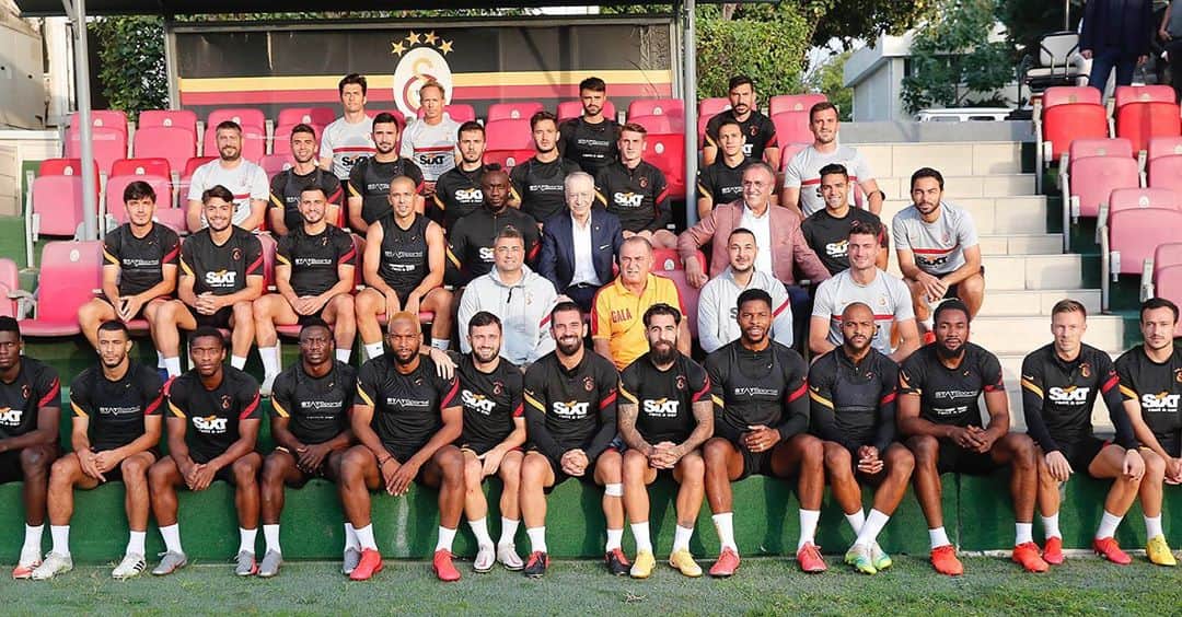 アルダ・トゥランのインスタグラム：「Kafalar yukarı, çalışmaya devam... Şanlı @Galatasaray / Heads up, keep on working! ❤️💛」