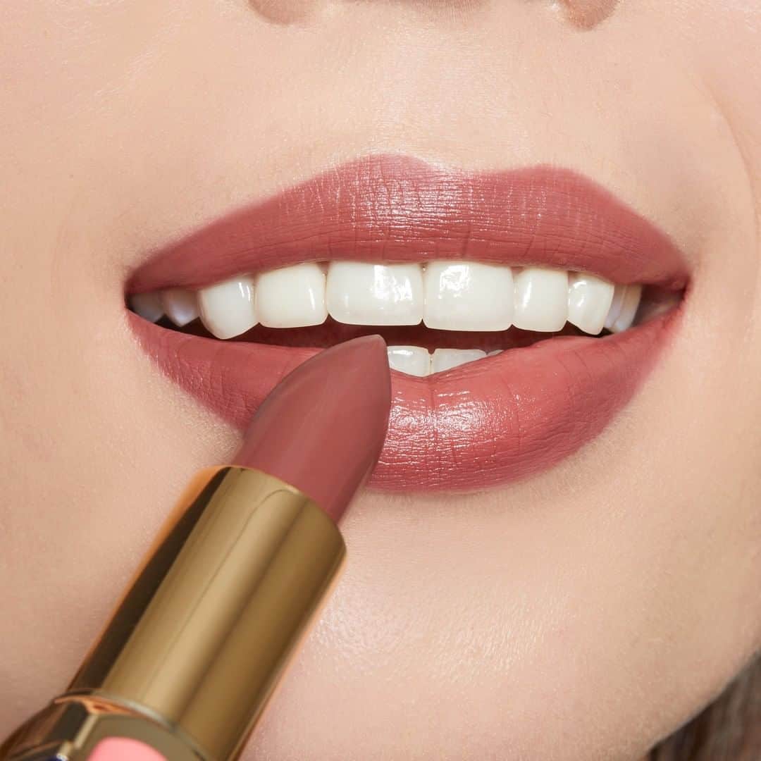 Motives Cosmeticsさんのインスタグラム写真 - (Motives CosmeticsInstagram)「THE PERFECT💯 YOUR-LIPS BUT BETTER SHADE.  Our Velvet Lipstick in Chianti pairs perfect with any skin tone, makeup look, or event. TAP to shop now.  . . . . . #motivescosmetics #motives #makeup #beauty #makeupartist #mua #girlboss #entrepreneur #beyourownboss #everydaymakeup #naturalmakeup #lips #lipstick  #velvetlipstick #nudelipstick #creamylipstick」9月28日 5時25分 - motivescosmetics