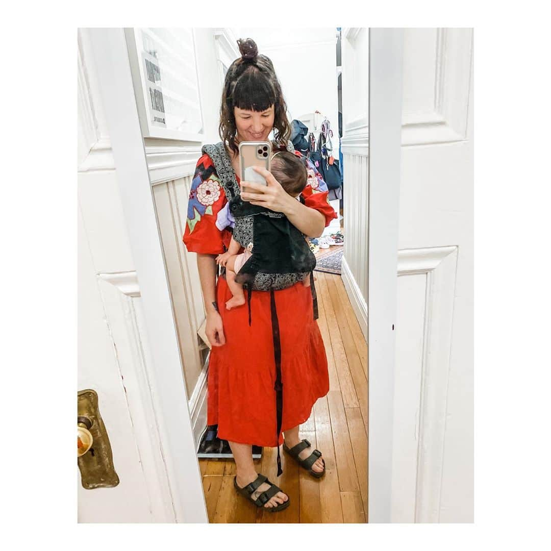 Melissa Santiagoさんのインスタグラム写真 - (Melissa SantiagoInstagram)「New (to me) muumuu from @wovenfolk. Perfect for @gardencreamery & @frolicanddetourbakery pickup day. 🍪 🍦 👶🏻 🏃🏻‍♀️ 💨 🌺」9月28日 16時13分 - shortformelissa