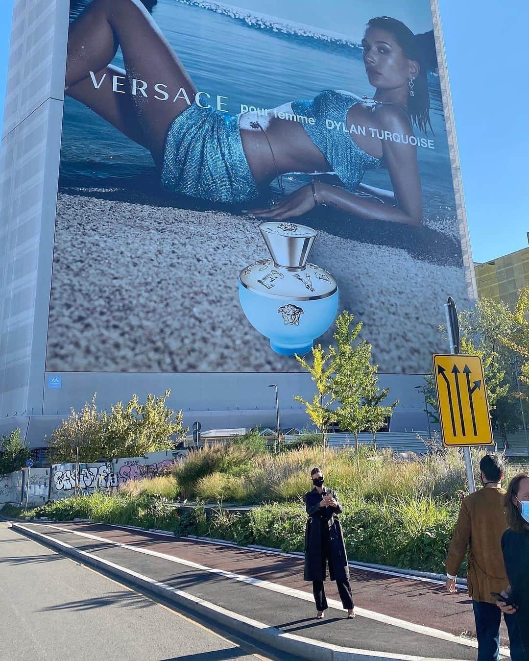 Just Jaredさんのインスタグラム写真 - (Just JaredInstagram)「@haileybieber (who seemingly has bleached her eyebrows) snapped a selfie with her giant @versace billboard while in Milan for fashion week! #HaileyBieber #Versace #MilanFashionWeek Photos: Backgrid」9月28日 16時13分 - justjared