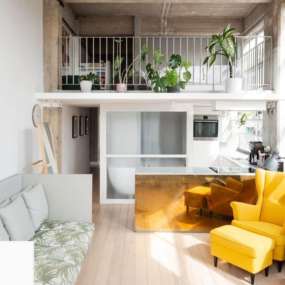 The Modern Houseさんのインスタグラム写真 - (The Modern HouseInstagram)「#forsale Light Industry: a live/work apartment with wonderful double-height spaces and original factory windows. Follow the link in our bio for the sales particulars.」9月28日 16時14分 - themodernhouse