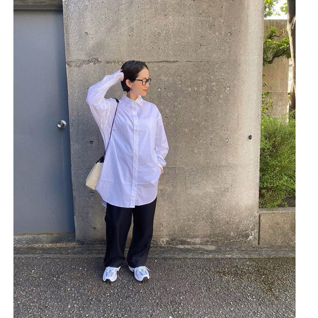 のインスタグラム：「秋になったら着たかったシャツもやっと涼しくなってきたから出番がやってきた❤︎ 白シャツは永遠に好き😊 . . この秋デビューしたnewbland🍂 @newans.official  オンワード樫山から９/1 OPEN！！ 着用アイテムはオンラインサイトからチェックできます☝️ #newans #ハッシュニュアンス #thisismynewanswer  #ロングクロスオーバーシャツ」