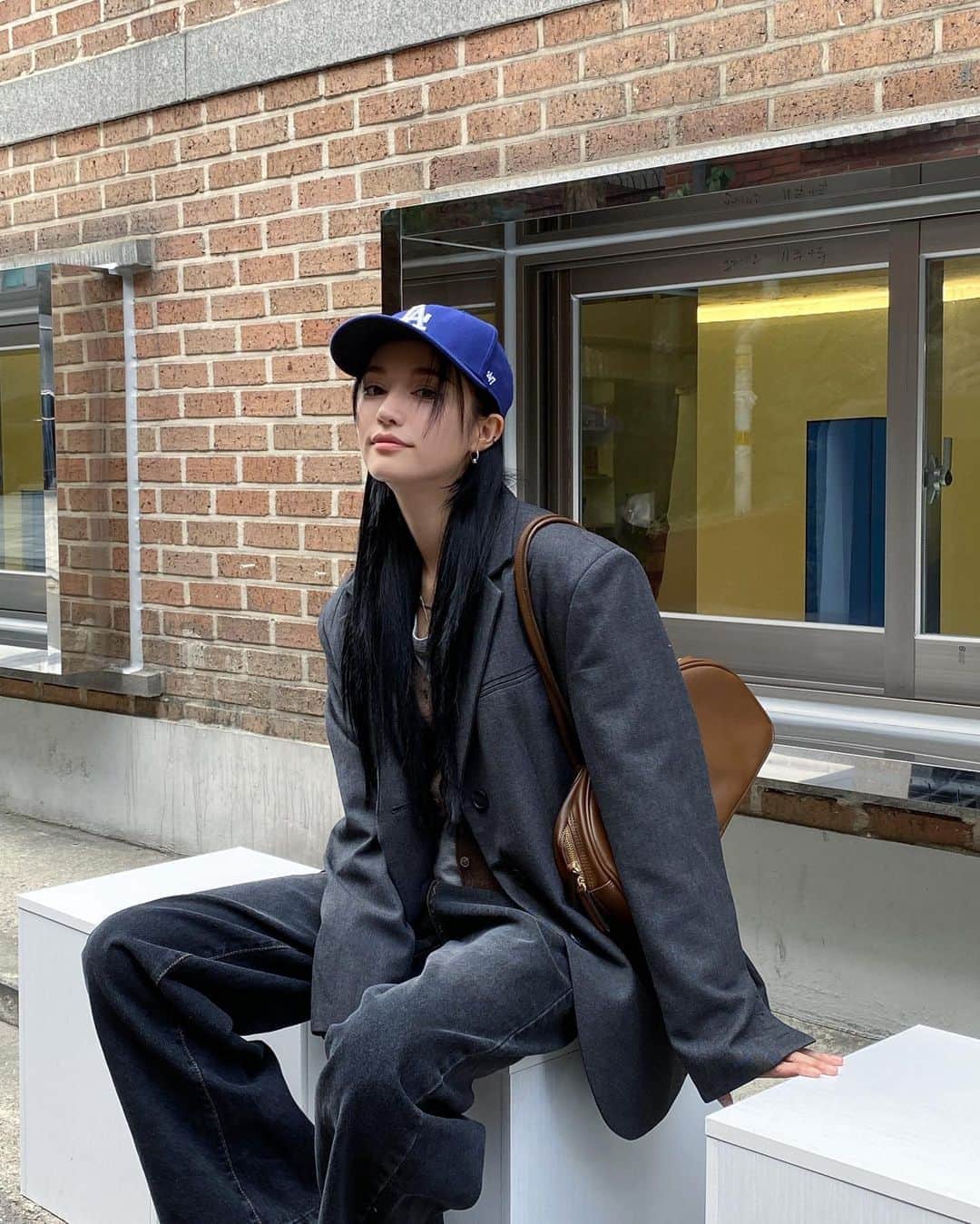 パク・ソラのインスタグラム：「자켓이 또 예뻐버리넹💙날 너무좋으다」