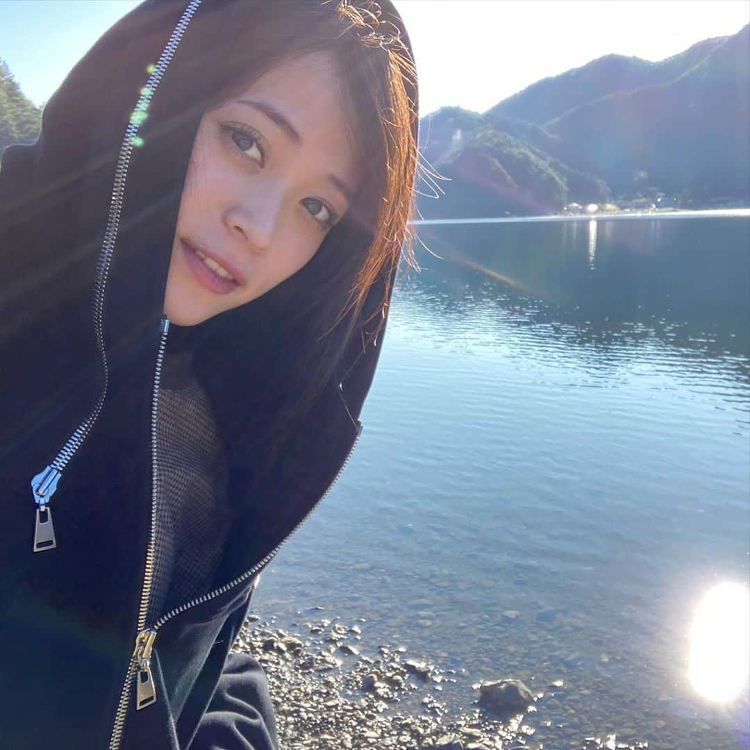 坂田梨香子さんのインスタグラム写真 - (坂田梨香子Instagram)「友人達と大自然キャンプ🏕 料理も景色も温泉も釣りも、なにもかもが最高でした😫🤍☺️  2.3枚めは友達が撮った写真📷綺麗すぎる〜🙆‍♀️  よく聞かれるのでパーカータグつけました☺︎  #japan #tokyo #face #photo #portfolio #portrait #tencarat #model #actress #selfie #Instagram #fun #make #cosme #like #relax #fashion #camp#lakesaiko#lakesaikocamp #キャンプ #キャンプ女子 #キャンプ初心者」9月28日 14時46分 - rikakosakata_official