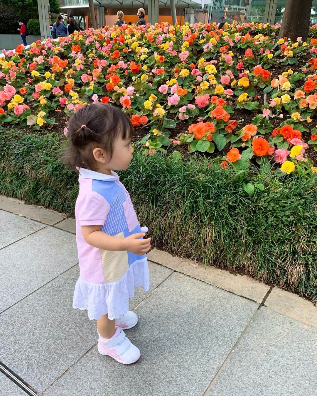 青山あみのインスタグラム：「9月ももうすぐ終わっちゃうね~ 朝晩、涼しくって心地いい🍁 やっぱり、秋が好き♡ 娘ちゃん、もうすぐ１歳半だなんて、、信じられない。 こうやって共に歳とっていくんだろうなぁ。 1日　1日を大事に過ごしていきたい🥺 と思った、そんな日でした。」