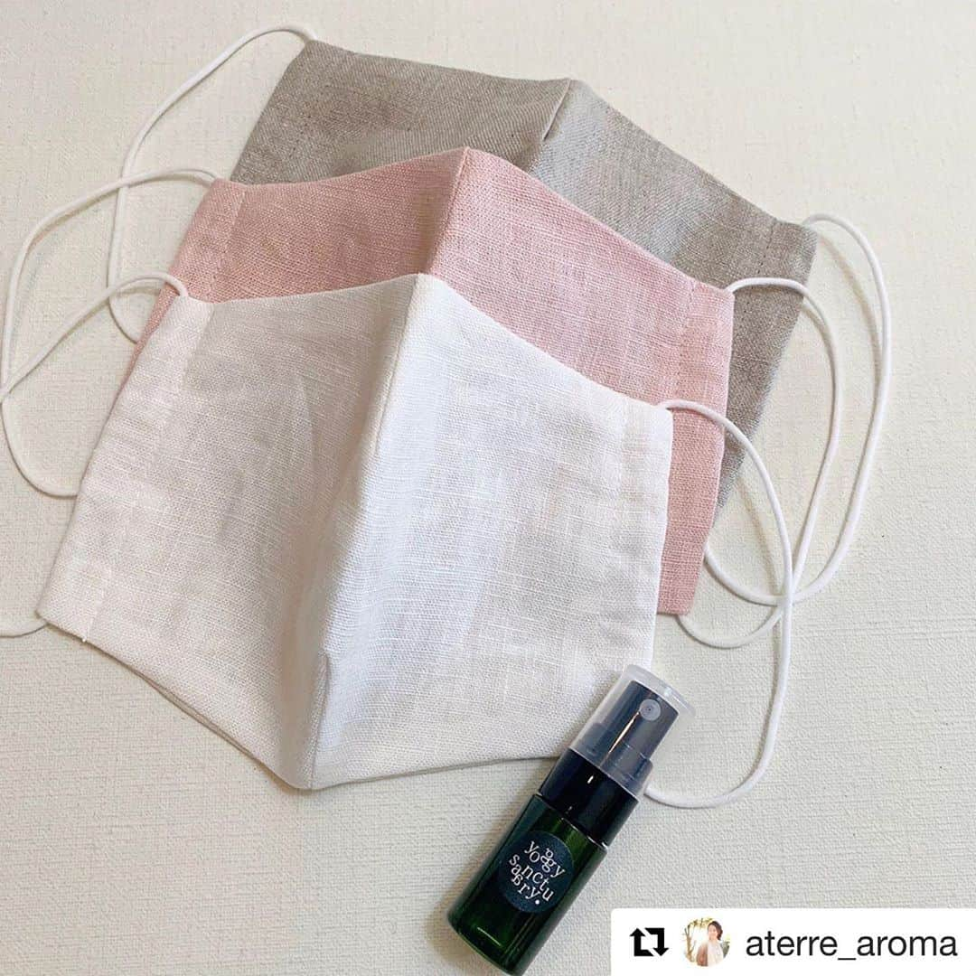 yoggy sanctuaryのインスタグラム：「#Repost @aterre_aroma with @get_repost ・・・ アロマブレンドで監修していただいた、À TERREさんのオンラインでも﻿購入出来る様になりました！﻿  過去には、展示会のノベルティでも オリジナルミストを作っていただきました。 オーガニックの厳選されたエッセンシャルオイルを使用した ﻿ブレンドは、他にない大人な香りが お気に入りです。  https://a-terre.stores.jp/items/5f6ae71d4b0839171053fd3b﻿ ﻿  #aromask #yoggysanctuary #オーガニック #リネン#マスク #ユニセックス #男性にも #マスクミスト #アロマセラピー #aromatherapy #yoga #スポーツマスク #ÀTERRE #アテール」