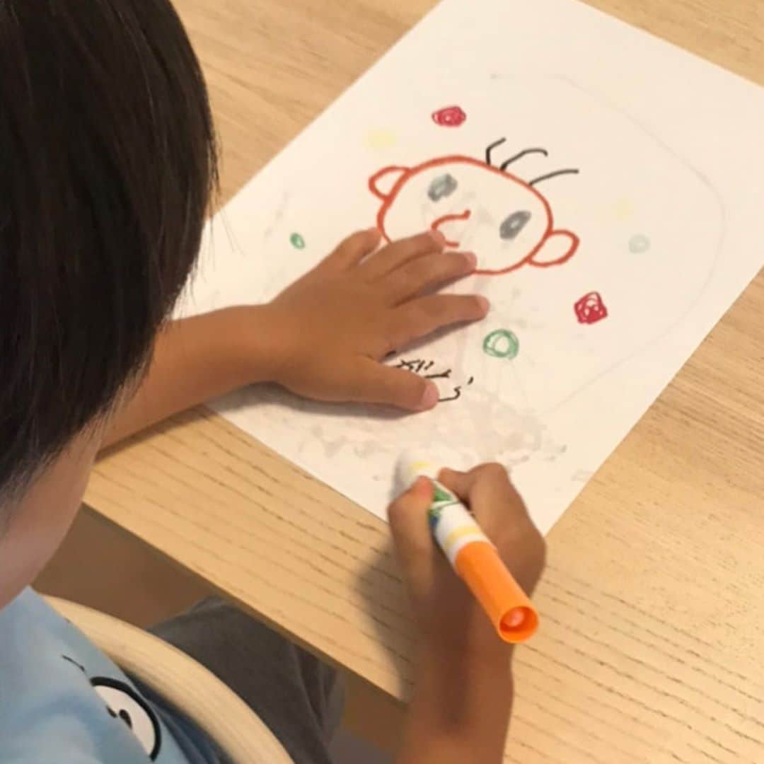 e-monoのインスタグラム：「お子様の手書き似顔絵をホットスタンプに😊 一生の思い出を革小物に刻印していつでもどこでも一緒に持ち運べます🌸 Illustratorのデータ入稿頂ければ3000円でスタンプをお作り致します。Illustratorが無くでも大丈夫👌有料ですがデータをお作りすることも可能です😊」