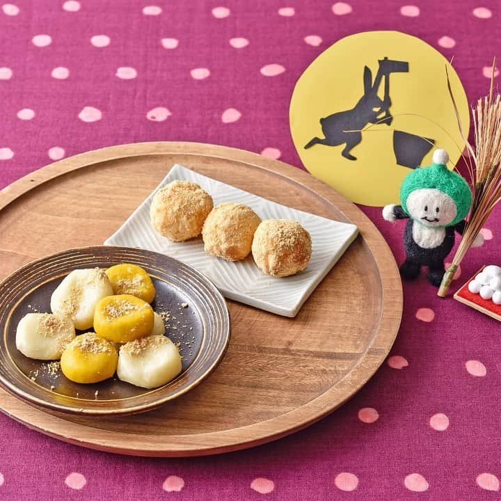 HAPIKU HAPIKU（ハピク）のインスタグラム：「★10月1日はお月見★ きれいなお月さまの日にかわいいお団子はいかがでしょう？ 十五夜は、月の満ち欠けする様子や、作物が月の満ち欠けと一緒に成長していくことから、秋の収穫を喜んだり、祖先とのつながりを連想したりして、それぞれに感謝する日として今も伝わっています。 今年（2020年）の十五夜（中秋の名月）は10月1日です。 秋になると空気が澄んで、空の月や星がきれいに見える日が多くなってきます。月の見える天気のいい日に子どもと一緒に作って食べてみるのもいいものですよ。 ============================= 【特集】お月見の日に☆手作りお団子レシピ https://shoku.hapiku.com/recipe/event/058/ レシピなど詳細はプロフィールのリンクからもみることができるよ！ ============================== #HAPIKU #HAPIKUレシピ #保育園給食のHAPIKU #保育園給食メニュー #保育園給食レシピ #食育のHAPIKU #乳幼児の食情報 #乳幼児のごはん #幼児食レシピ #幼児食 #離乳食 #離乳食レシピ #離乳食後期 #離乳食後期レシピ #保育園 #保育園給食 #保育園おやつ #保育園弁当 #保育園栄養士 #食育 #子育て #こどもごはん #こどものおやつ #こどものいる暮らし #新米ママ #お月見 #お団子 #ごはんのきな粉団子 #豆腐白玉団子」