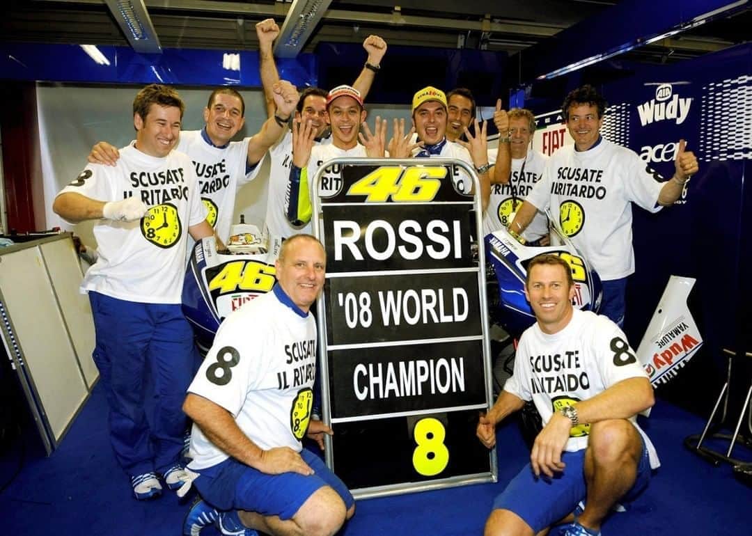 MotoGPさんのインスタグラム写真 - (MotoGPInstagram)「#OnThisDay at the 2008 #JapaneseGP 🇯🇵 @ValeYellow46 took his 5th win in a row to clinch his 8th World Title! 🏆As always, he celebrate in style, this time with the classic "Scusate il ritardo"🕑 #MotoGP #VR46 #ValentinoRossi」9月28日 15時00分 - motogp