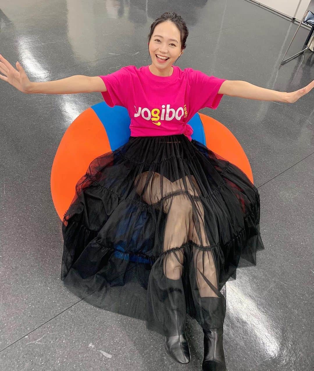 のインスタグラム：「『Yogibo presents RIZIN.24』﻿ 朝倉海選手vs昇侍選手のプレゼンターをやらせて頂きました🙇‍♀️✨﻿ ﻿ まさかRIZINのリングに立てる日が来るなんて…✨﻿ ﻿ 圧倒的な強さを魅せて下さいました。﻿ ﻿ 選手達の生き様を近くで観られてとても感動しました😢﻿ ﻿ 朝倉海選手おめでとうございます🙇‍♀️  #rizin #rizin24 #さいたまスーパーアリーナ #yogibo  #みんな気付いてくれたかな？ #地元埼玉でというのも嬉しかった #いやぁ感動しました #RIZINは何度か観てきましたが #こんなに近くで観たのは初めて #選手の熱さを想いを肌で感じた #キックボクシングやっているので #そんな角度からも必死に観た #今非常に打ちたい #皆さんホントにかっこよかった #お疲れ様でした  #闘う男はかっこいい  #そしてyogiboは最高に気持ちいい❤️」