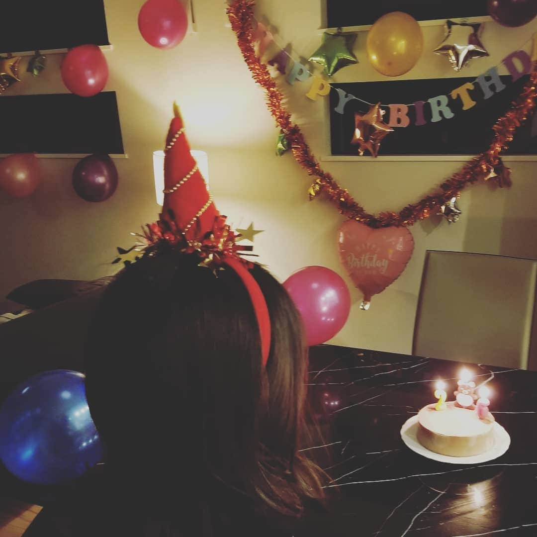 紘毅さんのインスタグラム写真 - (紘毅Instagram)「昨日は嫁さんの誕生日。 目をつぶらせて1分後に家中がダイソーの商品たちに囲まれている事を知る後ろ姿。 #はっぴーばーすでー #おめでとう #ダイソーはすごい」9月28日 15時05分 - hirokinginging