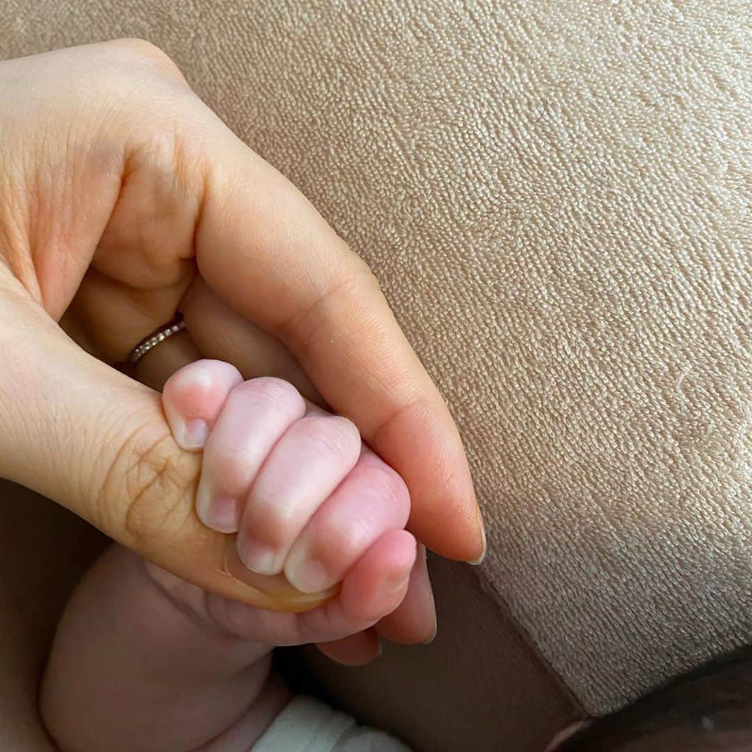 川田裕美さんのインスタグラム写真 - (川田裕美Instagram)「赤ちゃんの爪はすぐにのびるし薄いから、気を付けておかないと自分の顔を引っ掻いて傷つけてしまいます👶落ち着いてる時に切ろうとしたけど、こんなに力入れて握られたら、白い部分がわからないよ〜🥰」9月28日 15時18分 - hiromikawata163