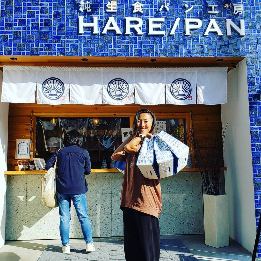 永里亜紗乃のインスタグラム：「パン買い込みおばさん #永里優季 #ハレパン #食パン #ふわふわ」