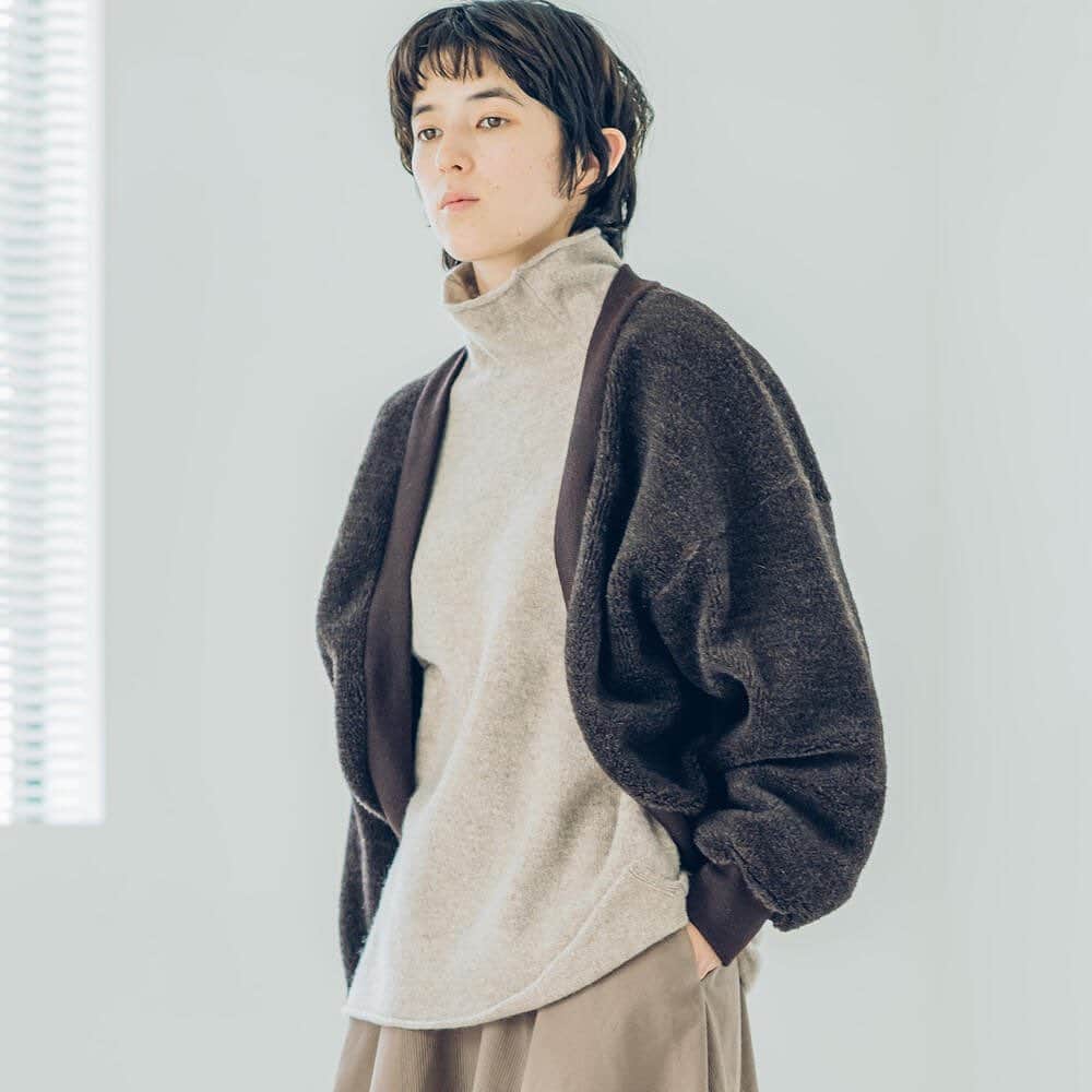 のインスタグラム：「blurhms WOOL BOA BOLERO ¥19,000+tax ・ 丸みのあるシルエットのショートボレロ。表側はウール100％のボアを配し、化繊にはない質感や雰囲気を表現。肌に当たる裏側は綿100％で編み上げ、チクチク感を軽減しています。 ・ #blurhms #20AW #bshop #bshop_official」