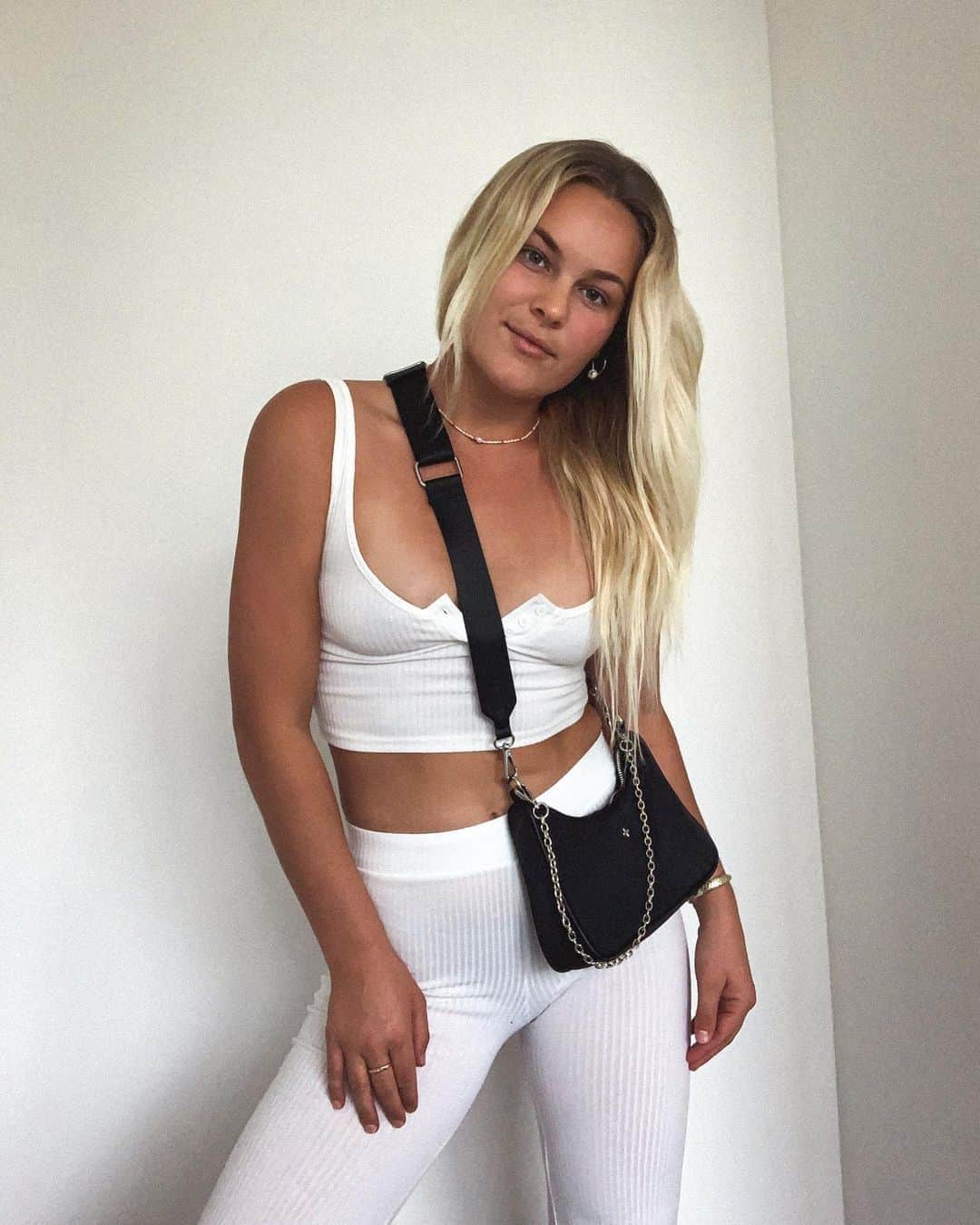 フェリシティー・パルマティアーのインスタグラム：「My go to white set as the weather starts to warm up ☀️Easy to dress up or down @princesspollyboutique  You can use my code “LOVEFP” for 20% off  Complete clothing haul on my story 🤍🤍🤍」