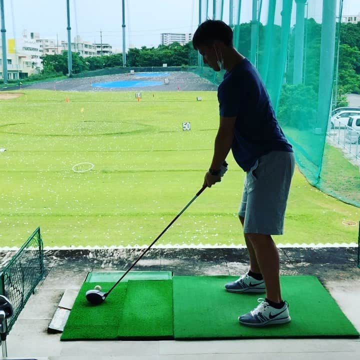 藤田弘輝のインスタグラム：「沖縄に来てから少しずつゴルフの練習してます。 @tamago922 @keisuke_hawaii @maseyuki   次はハワイで100切りますよ！」