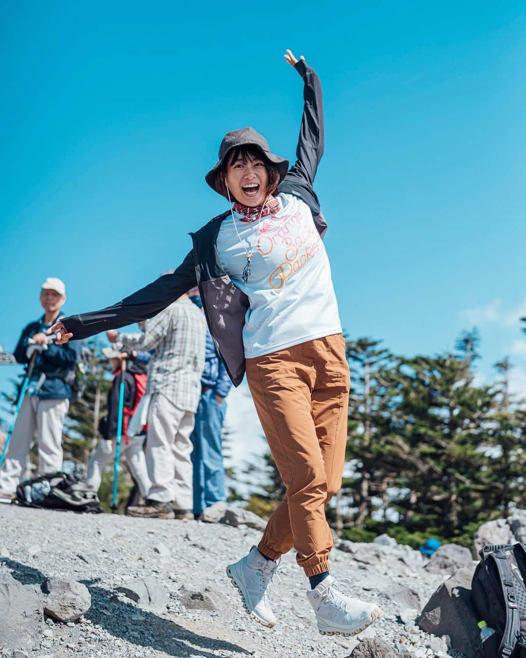 中村優さんのインスタグラム写真 - (中村優Instagram)「オレンジバックパッカーズ @orangebackpackers ⛰🍊のオリジナルTシャツも近日発売予定らしい✨メッシュTなのでラン用にもほしいな🏃‍♀️🧡一枚目の写真、わたし浮いてる🧞‍♀️🕴🏻 📷 @nishimakitaichi」9月28日 15時41分 - nkmr_yu