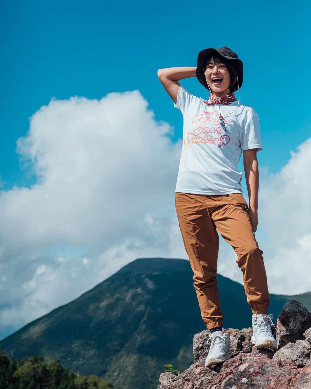 中村優さんのインスタグラム写真 - (中村優Instagram)「オレンジバックパッカーズ @orangebackpackers ⛰🍊のオリジナルTシャツも近日発売予定らしい✨メッシュTなのでラン用にもほしいな🏃‍♀️🧡一枚目の写真、わたし浮いてる🧞‍♀️🕴🏻 📷 @nishimakitaichi」9月28日 15時41分 - nkmr_yu