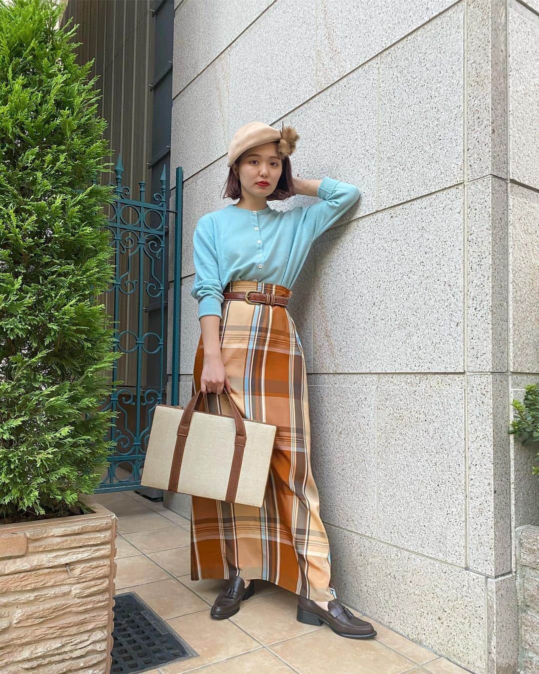NUTTY Vintage&Collectibleのインスタグラム：「🍂NEW ARRIVAL🍂  ☑︎vtg 70's brown check long skirt  光沢のある生地のロングスカート。 ライトブルーのラインが入っているブラウンチェックで、重くなりがちな秋の装いに差をつけて。  ＊VINTAGE ONLINE STOREにてお買い求めいただけます＊  ------------------------------------ 🛍NUTTY通販について🛍 ------------------------------------- ＜ONLINE STORE＞ VINTAGE▶︎http://nutty.theshop.jp/ USED SELECT▶︎https://nuttyselect.official.ec/ （プロフィールページURLよりjump🕊） ㅤㅤㅤㅤㅤㅤㅤㅤㅤㅤㅤㅤㅤ ＜VIDEO CHAT SHOPPING＞ テレビ電話をお繋ぎして、リアルタイムでご案内いたします。詳細は過去の投稿をご覧ください。」
