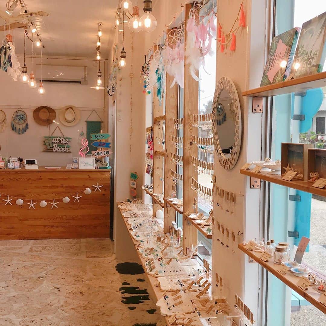川崎美海さんのインスタグラム写真 - (川崎美海Instagram)「私の大好きな ダイアモンドビーチカフェ☕️の目の前にある 「kanoa」ってお店に初めて行きました！！ 本当にオシャレなお店なのっ🌴✨ えりかちゃんとお揃いのネックレス作り 体験させて頂きました♡ 石とかチャームとか全部自分で 選べて、久々の細かい作業楽しかった👼✨ 1時間位でぱぱっと体験出来るのでみなさんも是非✋  #沖縄　#沖縄旅行 #沖縄女子旅  #okinawa #travel ✈️ #kanoa恩納店 #ネックレス　#ネックレス作り #沖縄アクセサリー #accessory」9月28日 15時47分 - kawasaki.myu