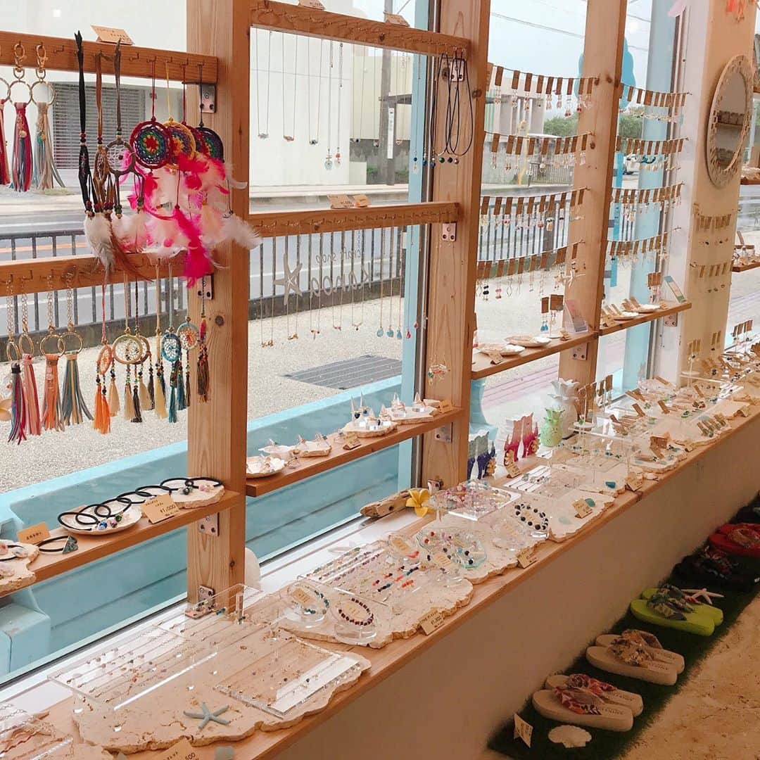 川崎美海さんのインスタグラム写真 - (川崎美海Instagram)「私の大好きな ダイアモンドビーチカフェ☕️の目の前にある 「kanoa」ってお店に初めて行きました！！ 本当にオシャレなお店なのっ🌴✨ えりかちゃんとお揃いのネックレス作り 体験させて頂きました♡ 石とかチャームとか全部自分で 選べて、久々の細かい作業楽しかった👼✨ 1時間位でぱぱっと体験出来るのでみなさんも是非✋  #沖縄　#沖縄旅行 #沖縄女子旅  #okinawa #travel ✈️ #kanoa恩納店 #ネックレス　#ネックレス作り #沖縄アクセサリー #accessory」9月28日 15時47分 - kawasaki.myu