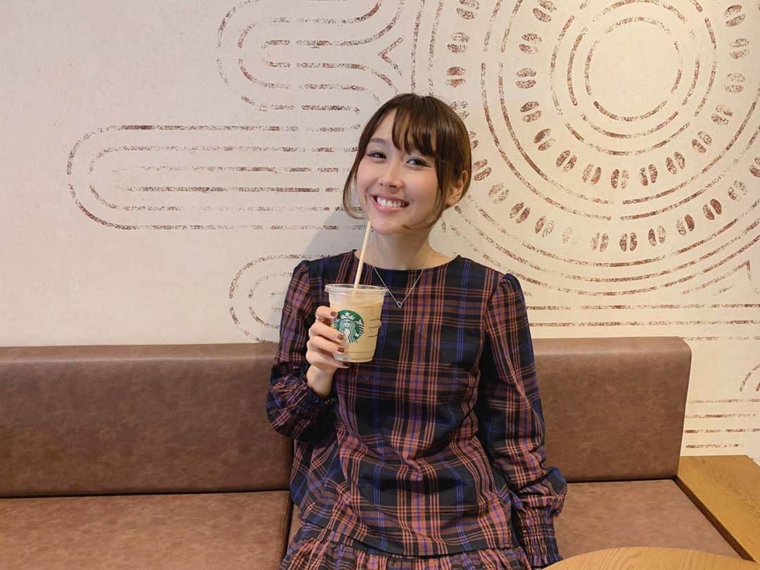 小池ジョアンナのインスタグラム：「in #starbucks ☕️💕  #starbuckscoffee #loveandpeace2020 #ラブアンドピース2020」
