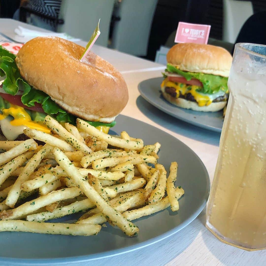 世手子さんのインスタグラム写真 - (世手子Instagram)「I ate a hamburger with my friends🍔 It was fun after a long time（＾_＾） I want to go again✨✨ @teddys.kohoku  大好きな #テディーズビガーバーガー に #テディーズビガーバーガー公式アンバサダー として行ってきました(*☻-☻*) 久々になぎちゃんとランチ(≧∀≦) 家族以外なかなか会えないから本当楽しかった（；＿；） #ハンバーガー とポテト食べた(´∀｀=) 119年連続ハワイBESTバーガー受賞中の #teddysbiggerburgersjapan 🌺 めっちゃ美味しかった(´∀｀=) #アボカドバーガー 野菜たっぷり✨✨ ★お得な #キャンペーン も開催中だよ(๑╹ω╹๑ ) @teddys.kohokuをフォロー+この投稿を店頭で提示すると、ドリンクが1杯無料(サイドメニューを除くフードご注文時に限る)  フォロー+いいねで豪華商品が当たる！ 日本で楽しめるハワイを堪能したよー🌴 ランチはここで定番になってる（≧∇≦） 是非行ってみてね(*´∀`)♪ #グルメバーガー  #港北テイクアウト #ハワイハンバーガー #通販 #フードトラック #港北カフェ #港北ランチ #港北 #ママアンバサダー #ハワイ好きな人と繋がりたい #ハワイアン料理 #ハンバーガー部 #ハンバーガー大好き #ハワイ大好き #ハワイ限定 #ハワイ料理 #港北ランチ #港北カフェ #ハンバーガー好きな人と繋がりたい #こどものいる暮らし #男の子ママ」9月28日 15時57分 - rojide