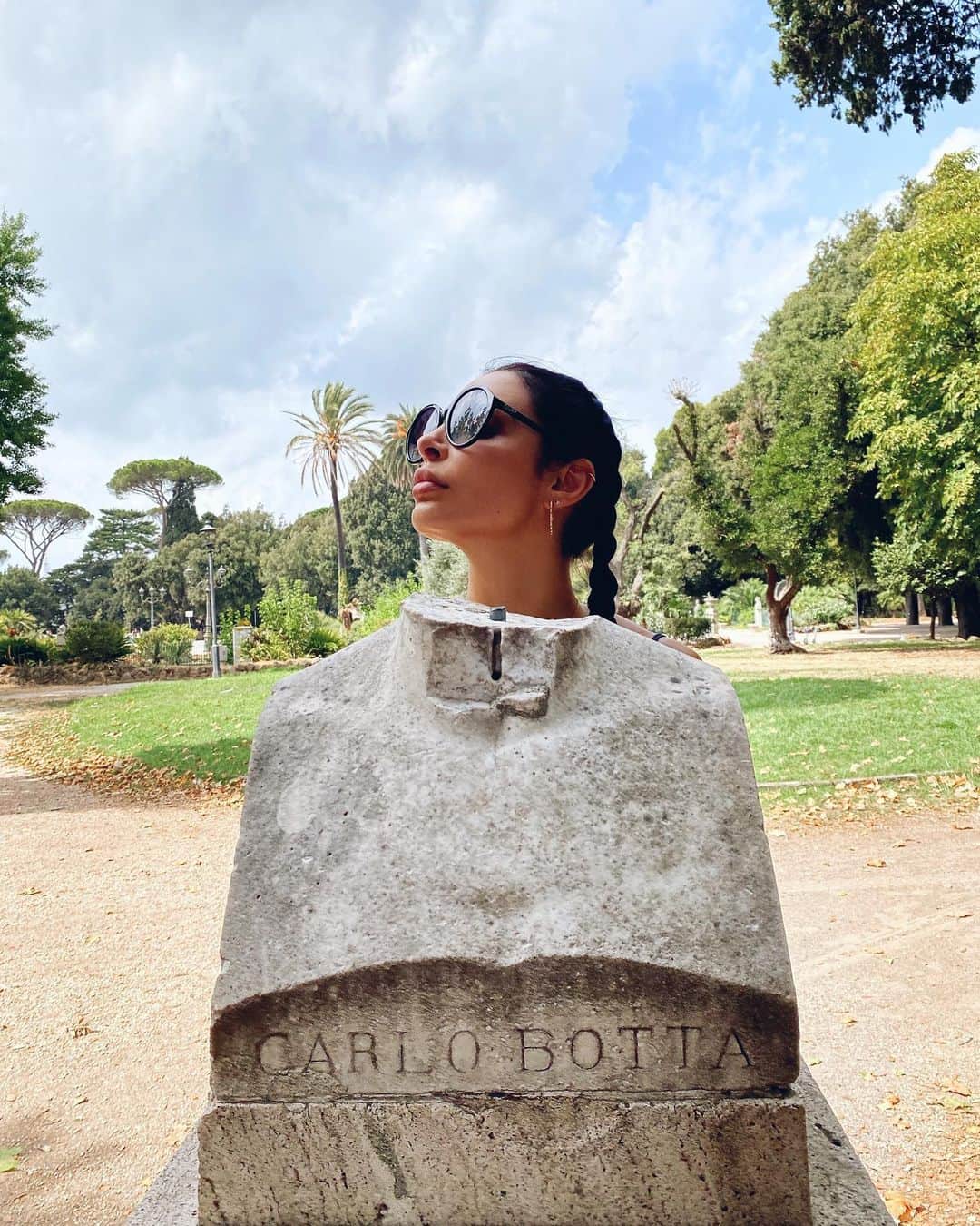 sananasのインスタグラム：「Ave Sananas ! 😂Moi pendant que les gens visitaient ... 🤷🏻‍♀️ Nouvelle semaine nouveaux goals mes ananas ! 💪🏻La semaine dernière je me suis sentie envahie par pleins de choses mais cette semaine je compte bien être efficace et rester positive 👊🏻Donnez moi l’un de vos objectifs de la semaine ! PS : Pour la petite histoire Carlo Botta était un médecin et historien qui a fini recteur sous la Restauration des Académies de Nancy et de Rouen 😅De toutes les statues de Rome je tombe sur celui qui va à Rouen. J’étais destinée à faire ma connerie ici 💁🏻‍♀️Rien n’ arrive au hasard je vous le dis moi !」