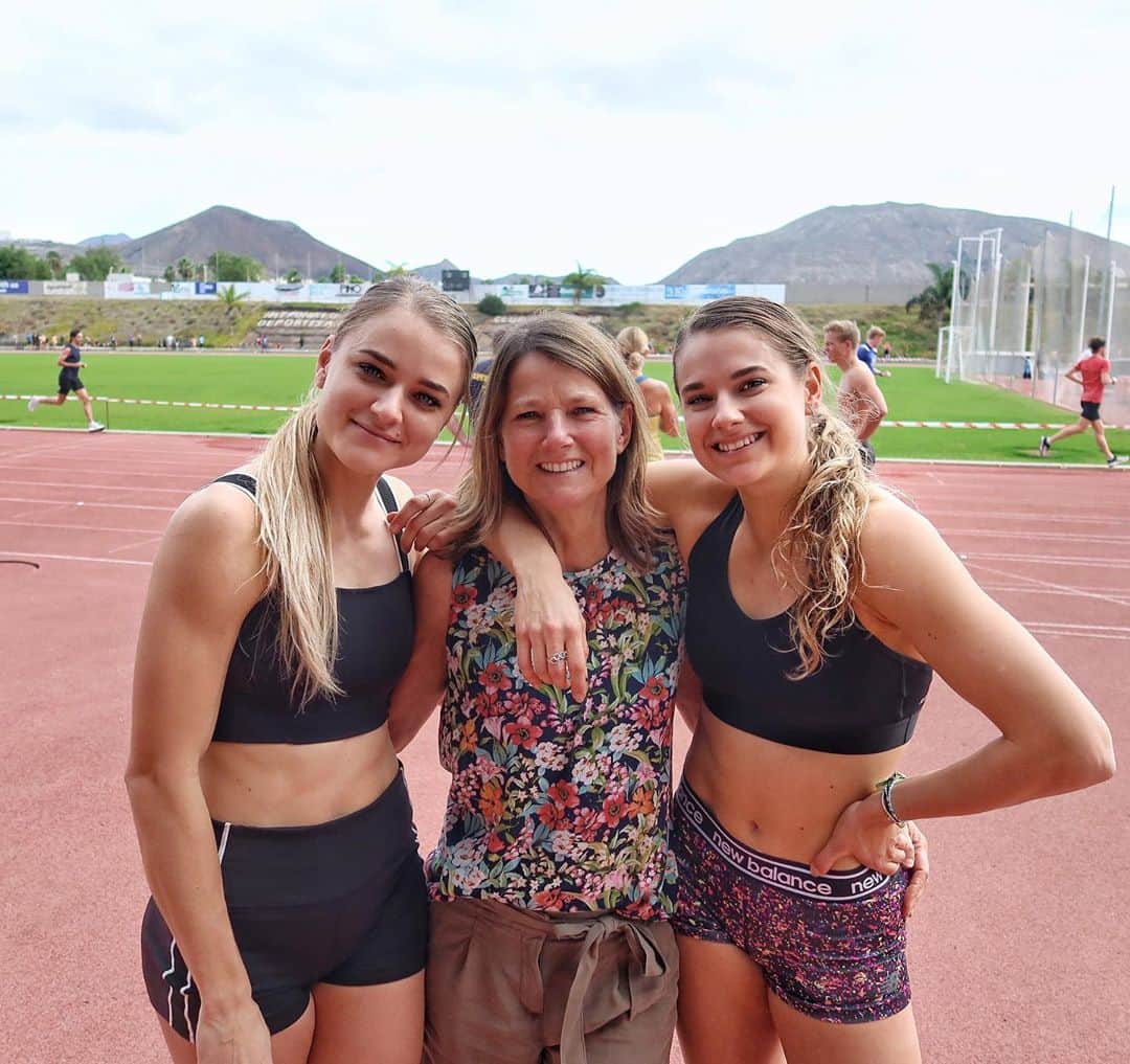ラウラ・デ・ウィットのインスタグラム：「Happy birthday to our beautiful mom 💖 She really is our biggest fan & always want to travel around the world with us to see us racing 🌍 Best support there is 🥰」