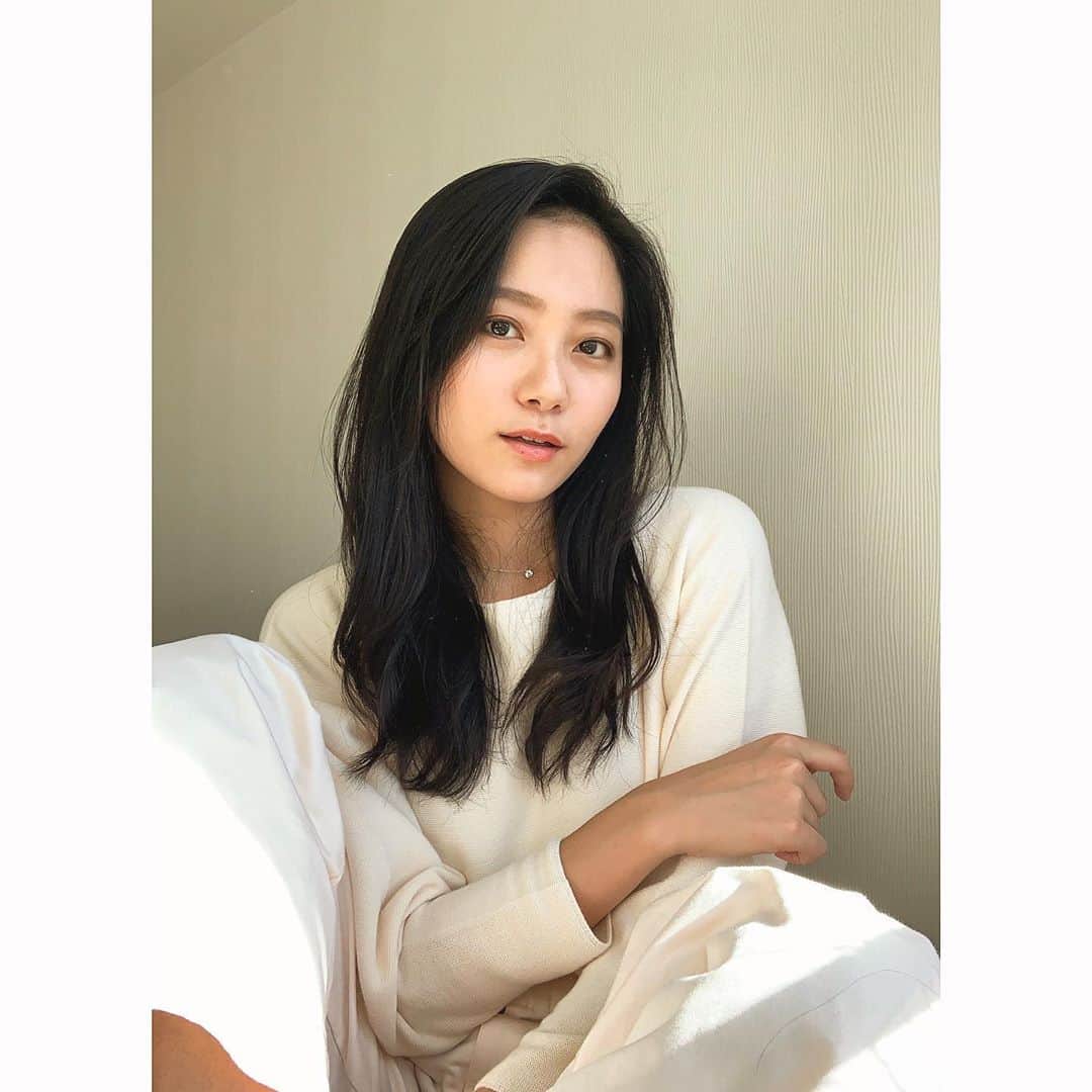 工藤綾乃のインスタグラム：「秋〜〜  なんだか寂しい気持ちになるけどなんだかワクワクする 日本の四季って改めて素敵だな。  . . . #autumn #whitecode#actress#Lightroom#likeforlikes#japanese #autumn#秋#女優#工藤綾乃#白コーデ#東京」