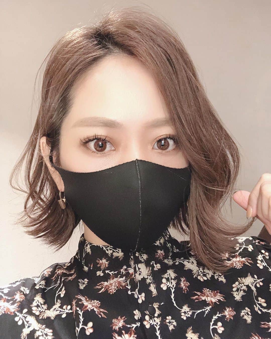 那須久美子のインスタグラム：「髪短く切ったのお客様に好評でうれし💕  これは、顎下ラインの前下がりボブにレイヤーを少し入れていて、全体はかなり軽めにしています✨  今日は28ミリのアイロンで外ハネMIXに巻きましたー✨  スタイリング剤はN.ポリッシュ✨  カラーはもうそろそろしなきゃダメだね💦  結べる長さはとってもいいんだけど、子供を理由に結んでアレンジしたり帽子被ったりばっかだったから、結べない長さに切って、毎朝何がなんでもスタイリングするようにしましたー❗️(当たり前だwww)  朝はなかなか戦場でバッタバタだけど、綺麗でいたい気持ちを奮い立たせwギリギリな時間の中で頑張ってる🤣  マツエクは 安定の@eyelist_hannah.shigeeda 💕 今回初めてボリュームラッシュをMIXで付けてもらいました✨  めちゃいい❗️細いけど蜜な感じがいい❗️  ネイルは @aco_nail_0611 へ✨  クリアフレンチネイル💅 この先端は自爪じゃなくてスカルプで作ったクリア感✨ かぼちゃ色のミラーネイルに合わせて、シンプルだけどたまらなくかわいい✨  9月もあと2日で終わりかーー💦  もうあっという間に年末💦  そろそろ実家にも帰りたいなー💦  #ヘアカタログ　#前下がりボブ #外ハネボブ #ヘアスタイリング #ネイル　#クリアフレンチネイル　#🎃　#ボリュームラッシュ　#シングルラッシュ　#パリジェンヌラッシュリフト #」