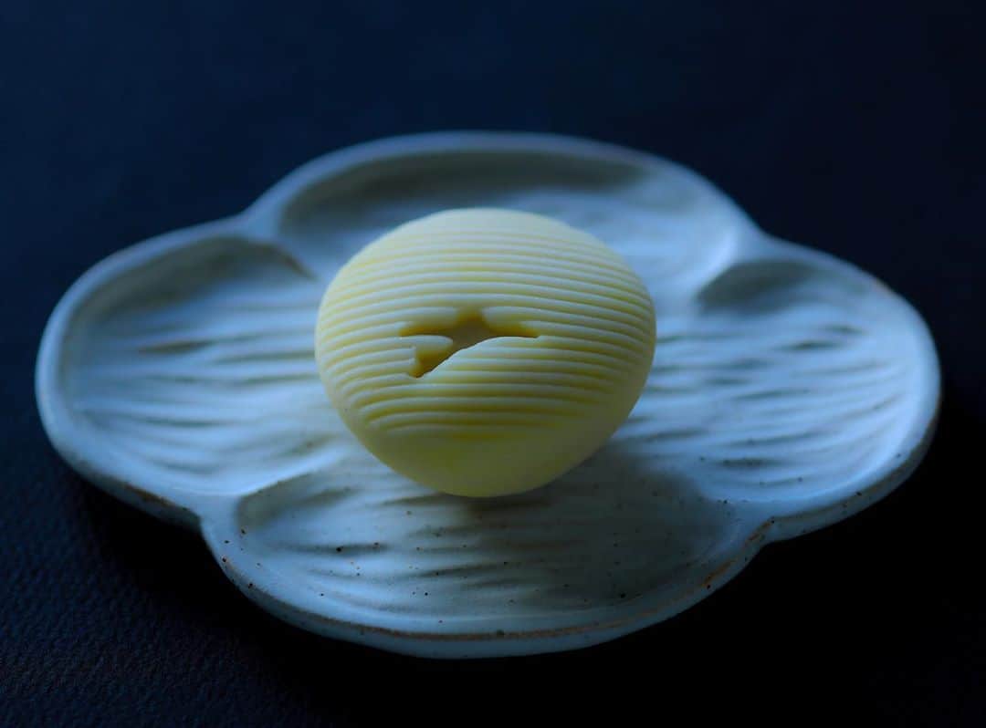 Toru Tsuchieさんのインスタグラム写真 - (Toru TsuchieInstagram)「今日の和菓子はねりきりで作った #初雁 です。 ねりきりとは白餡に餅や芋を混ぜて作った和菓子で 茶道 で使われる「主菓子」の一種です。 撮影 用に製作しました。  少し前に彼岸花の投稿のお菓子を作ったときに 有島くんにこれわかる？って聞いたらわからないというので 彼岸花の写真をネットで探して見せたら 「この花は知ってますけど、見た事ないです。そこら辺で咲いてないじゃないですか〜」 って 「咲いとるわ！」 とは言ったものの最近はないのか？と心配になり 気にしてみてたらあちこちに咲いてました。 で写真を撮ってみました。 蛍を見たことなくて今年初めて蛍を見た野田くんと 彼岸花を見たことがない有島くん。 今年は彼岸花を見ることができるのでしょうか…  フェイスブックページのいいね！もよろしくお願いします。 https://www.facebook.com/shishisu/ I would like a job request from you. Today's wagashi is #Goose with Nerikiri. The Nerikiri is the material of wagashi made by mixing the rice cake and yam in white bean. Is a kind of "Jounamagashi" as used in the tea ceremony. The sweets I've made for the shooting. #福泉堂  #和菓子  #出雲 #鳥 #グラデーション #グースネックのハーレーに乗りたい #彼岸花 #マクロ  #art #sweets #バイクで出掛けた #お菓子」9月28日 7時11分 - choppe_tt