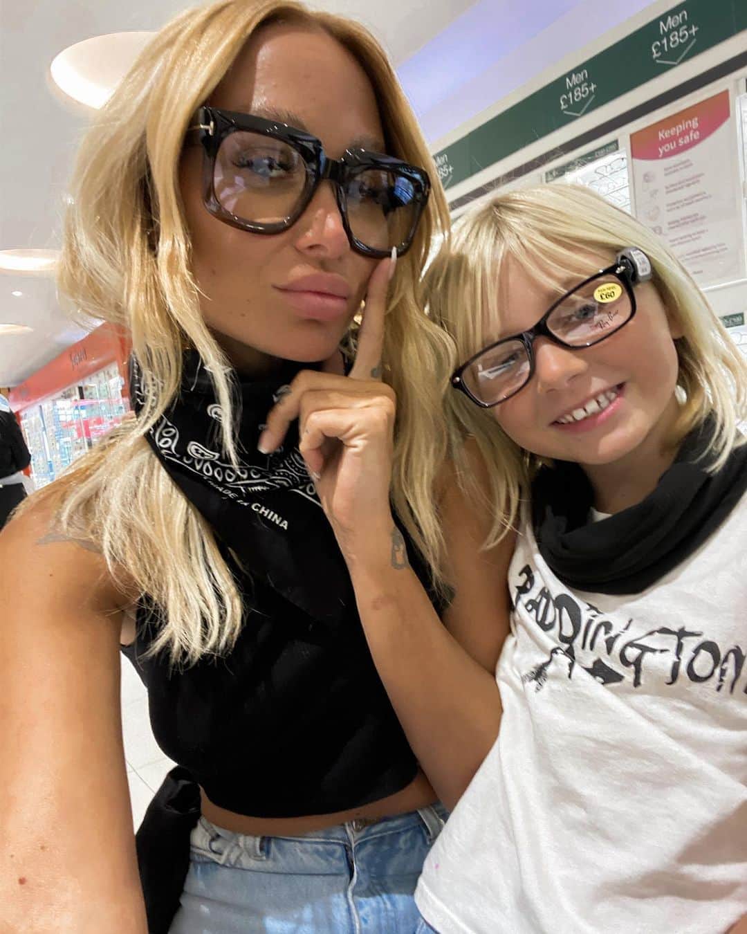 ルー・ティーズデールのインスタグラム：「Do we look cute 🤓」