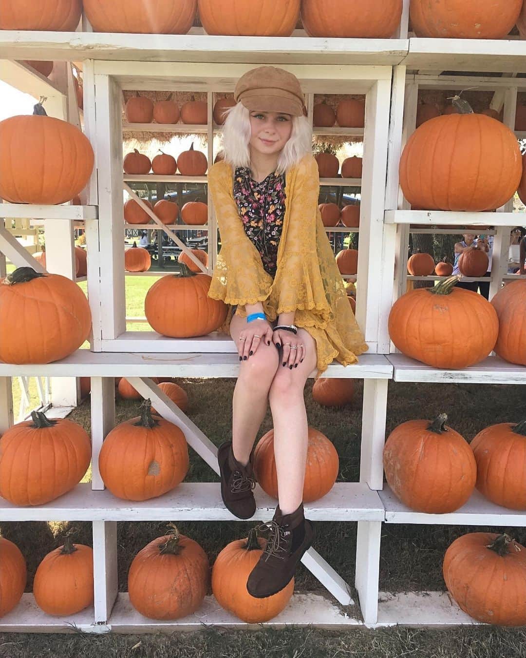 レベッカのインスタグラム：「Went to a pumpkin patch today 🎃」
