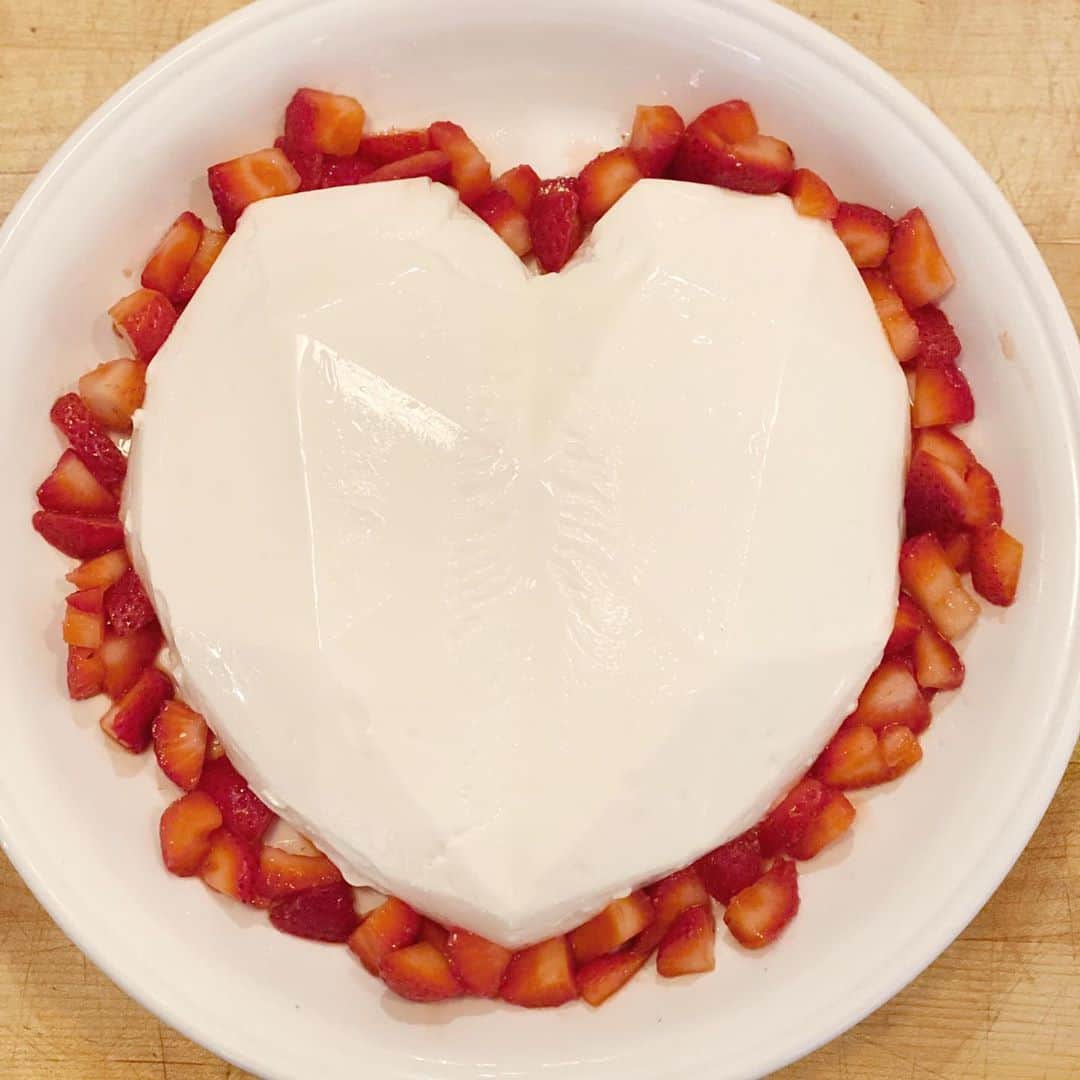 レイチェル・レフィブレのインスタグラム：「Anyone who knows me knows I’m obsessed with baking and all things sugar related. Thank you @ifcfilms & @ottolenghi for inspiring me out of my comfort zone. Lemon & basil panna cotta from Yotam’s new book “Sweet,” chilled in a silicone heart mold. If you’re looking for a new stay-at-home obsession watch #CakesOfVersailles! My “Versailles Jelly” was way less successful 😂」