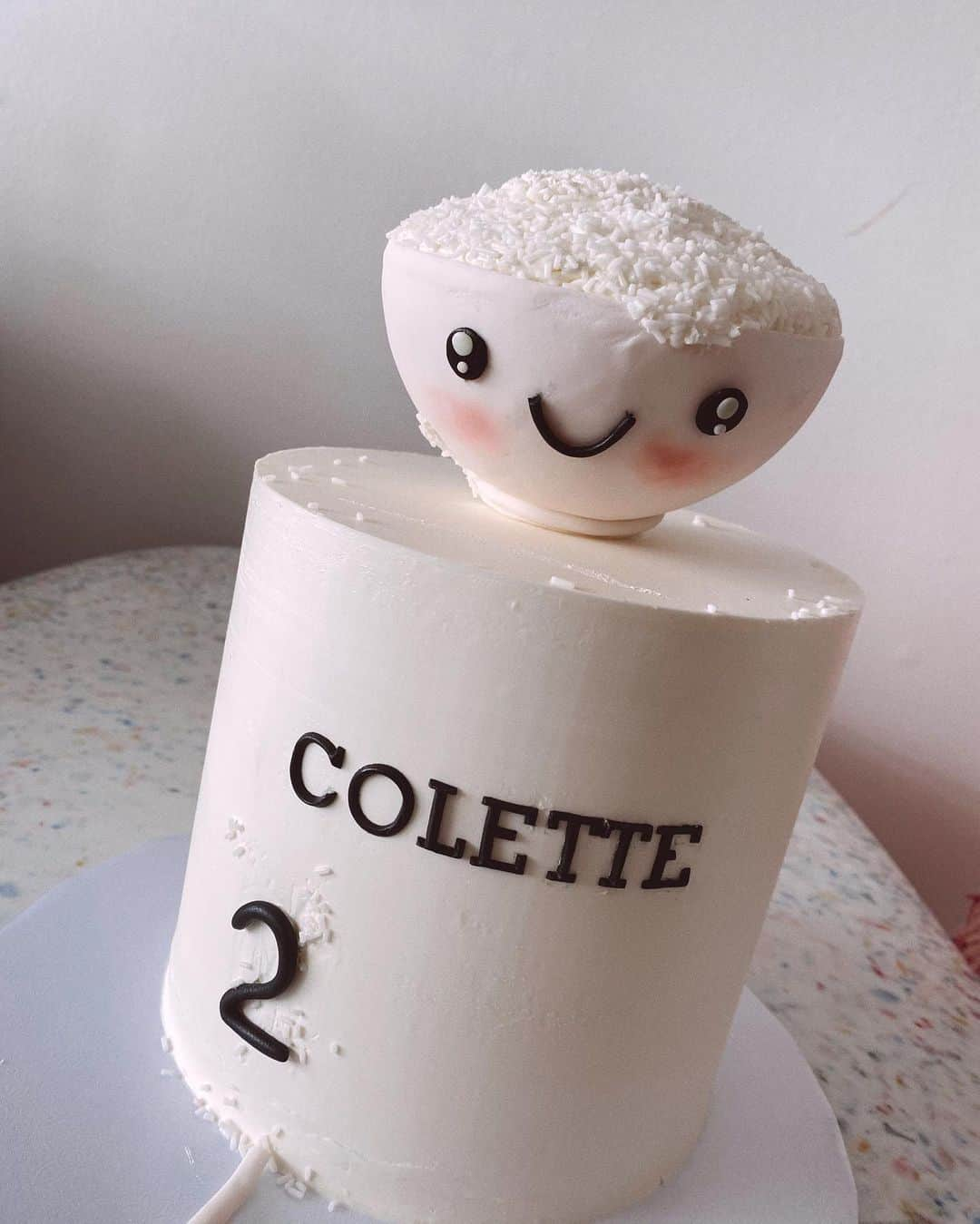 クリッセル・リムさんのインスタグラム写真 - (クリッセル・リムInstagram)「Happy Birthday to our rice queen Colette!!!! Can’t believe our baby girl turns 2 today! The sweetest and smiliest baby except for when there’s no rice! No rice no life! Swipe to the end to see her love and obsession with rice 🍚   Thank you @sweetleemade for the cutest rice cake!! And @popfestco for the balloons! 🎉  shout out to @paperhavenink & @madebydavinakim ❤️ #colettecalichen」9月28日 7時25分 - chrisellelim