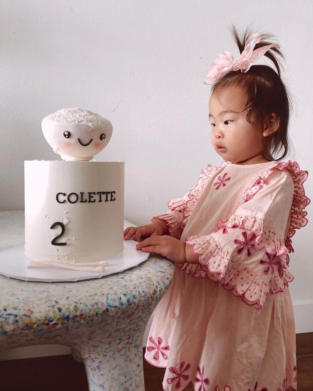 クリッセル・リムさんのインスタグラム写真 - (クリッセル・リムInstagram)「Happy Birthday to our rice queen Colette!!!! Can’t believe our baby girl turns 2 today! The sweetest and smiliest baby except for when there’s no rice! No rice no life! Swipe to the end to see her love and obsession with rice 🍚   Thank you @sweetleemade for the cutest rice cake!! And @popfestco for the balloons! 🎉  shout out to @paperhavenink & @madebydavinakim ❤️ #colettecalichen」9月28日 7時25分 - chrisellelim