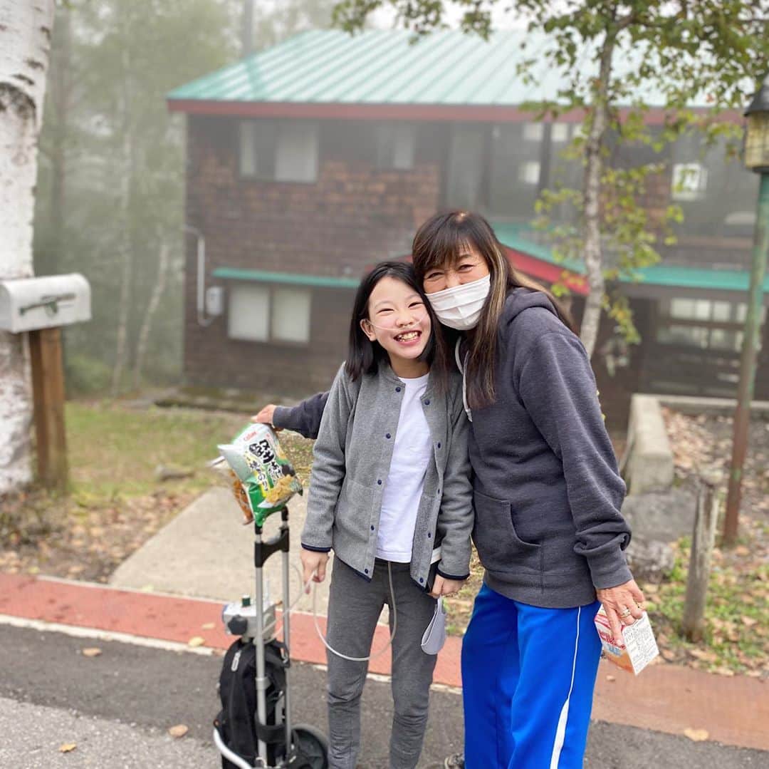 yukiさんのインスタグラム写真 - (yukiInstagram)「おはようございます。﻿ ﻿ 先日"お山のおうち🏡" に行きまして、﻿ じぃじ&ユキママとゆったりまったり﻿ 毎日笑っぱなし&幸せな時間を過ごせました💚﻿ ﻿ #お山のおうち﻿ #ユキママ﻿ #家族は味方﻿ #笑う幸せ﻿ #milkaの旅」9月28日 7時36分 - milkayuki