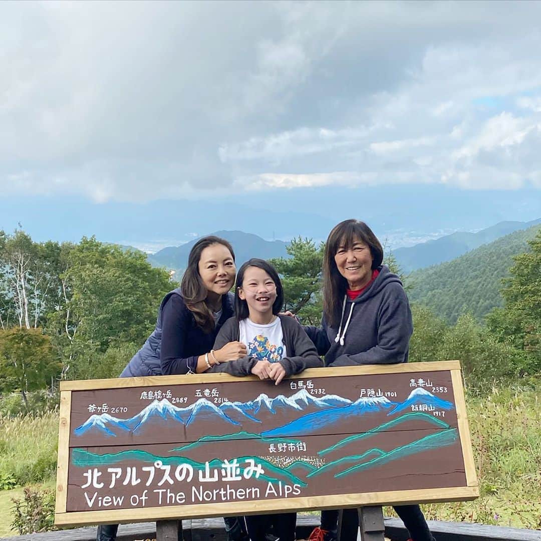 yukiさんのインスタグラム写真 - (yukiInstagram)「おはようございます。﻿ ﻿ 先日"お山のおうち🏡" に行きまして、﻿ じぃじ&ユキママとゆったりまったり﻿ 毎日笑っぱなし&幸せな時間を過ごせました💚﻿ ﻿ #お山のおうち﻿ #ユキママ﻿ #家族は味方﻿ #笑う幸せ﻿ #milkaの旅」9月28日 7時36分 - milkayuki