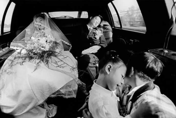 ナショナルジオグラフィックさんのインスタグラム写真 - (ナショナルジオグラフィックInstagram)「Photo by @chien_chi_chang / A wedding day in Taichung, Taiwan, begins before dawn. Ancestors are to be honored,  clothes perfectly sculpted, photos taken that will awe future generations. And then there are the simple things. The flower children, unaware of the momentous moment, need attention. This couple found a blessing in a massive traffic jam on the way to the ceremony. They stole some sleep. . #MagnumPhotos」9月28日 7時36分 - natgeo