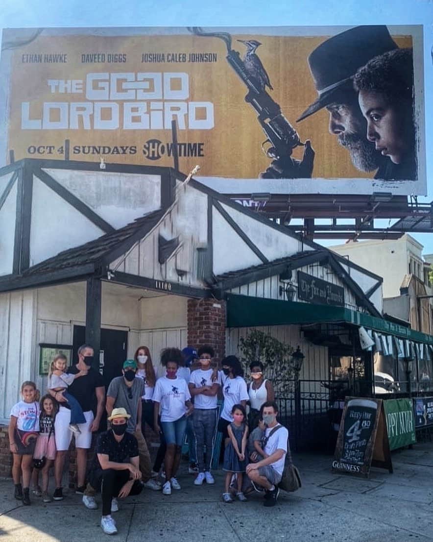 アダム・シャピロのインスタグラム：「Quick reunion with some of the ridiculously cool cast of @showtime’s #TheGoodLordBird under a giant sign for #TheGoodLordBird. Premieres NEXT WEEK.」