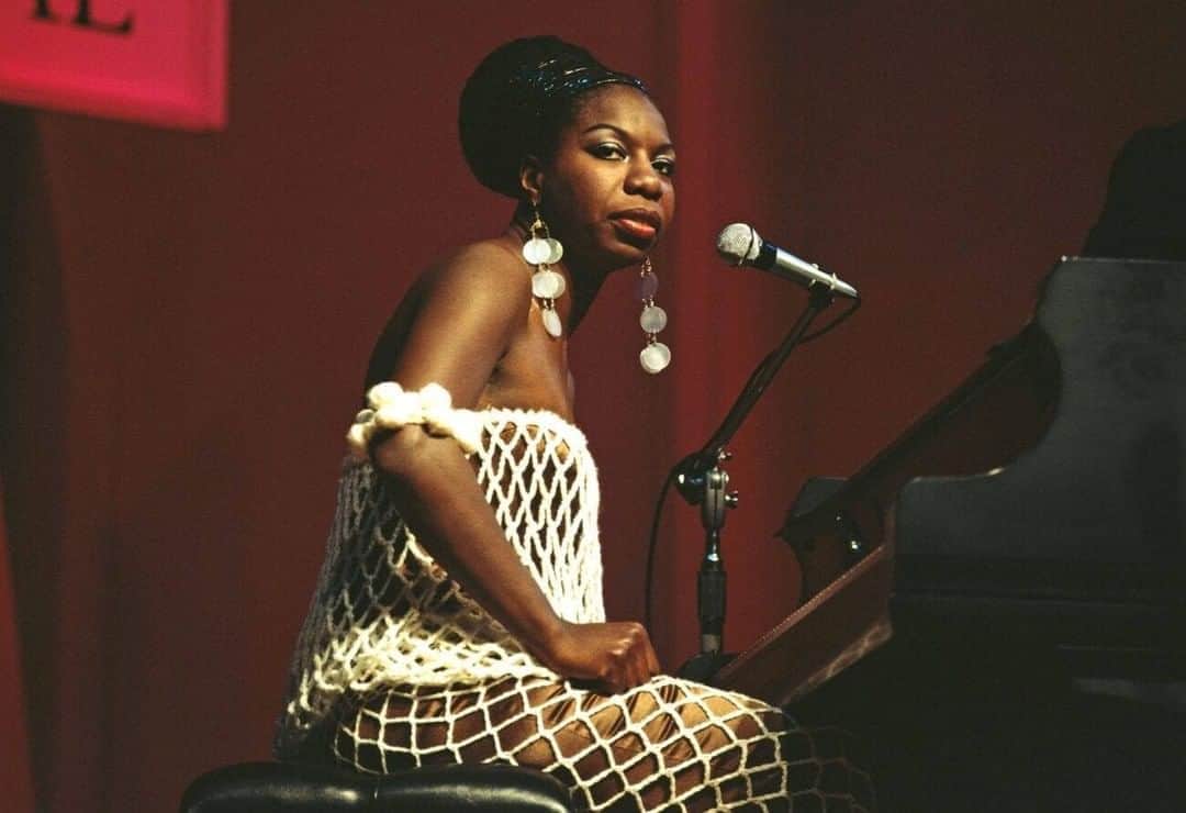 ジョン・レジェンドさんのインスタグラム写真 - (ジョン・レジェンドInstagram)「Singer and songwriter Nina Simone wowed audiences not just as the “High Priestess of Soul” but an advocate for social justice. Swipe up in my story to read more about how she used her voice as a beacon for Black empowerment and follow @wearepushblack for more daily #BlackHistory stories.」9月28日 7時37分 - johnlegend